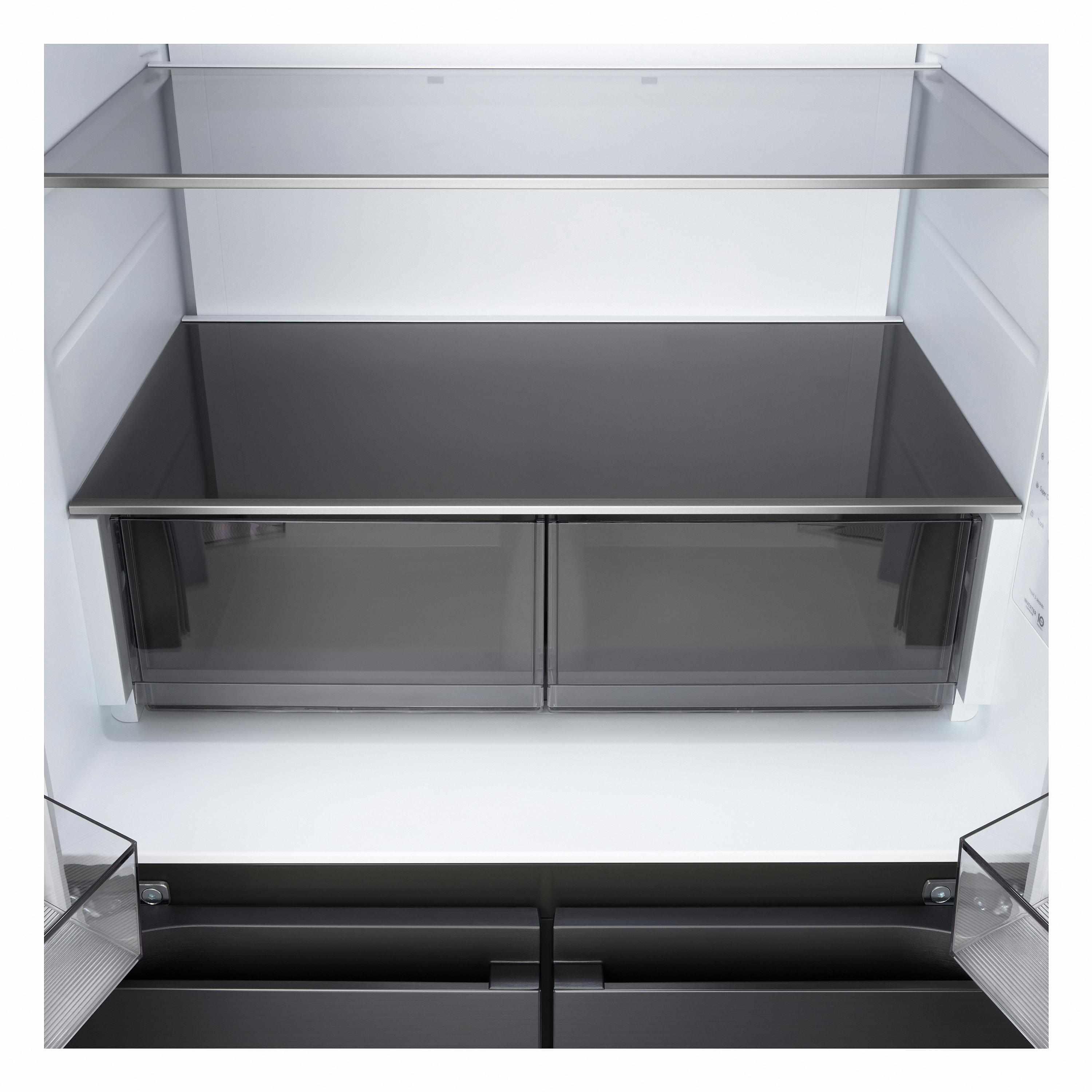 Das Innere eines modernen leeren Kühlschranks mit Glasböden und Schubladen.