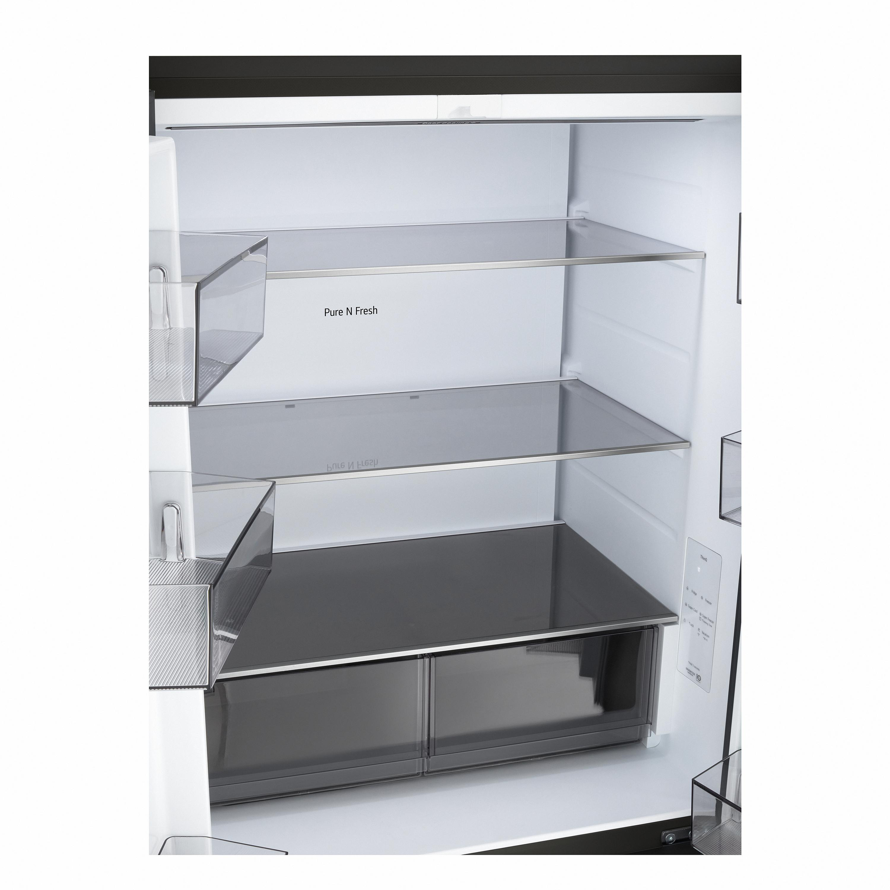 Geöffneter Kühlschrankinnenraum mit Glasböden und Schubladen.
