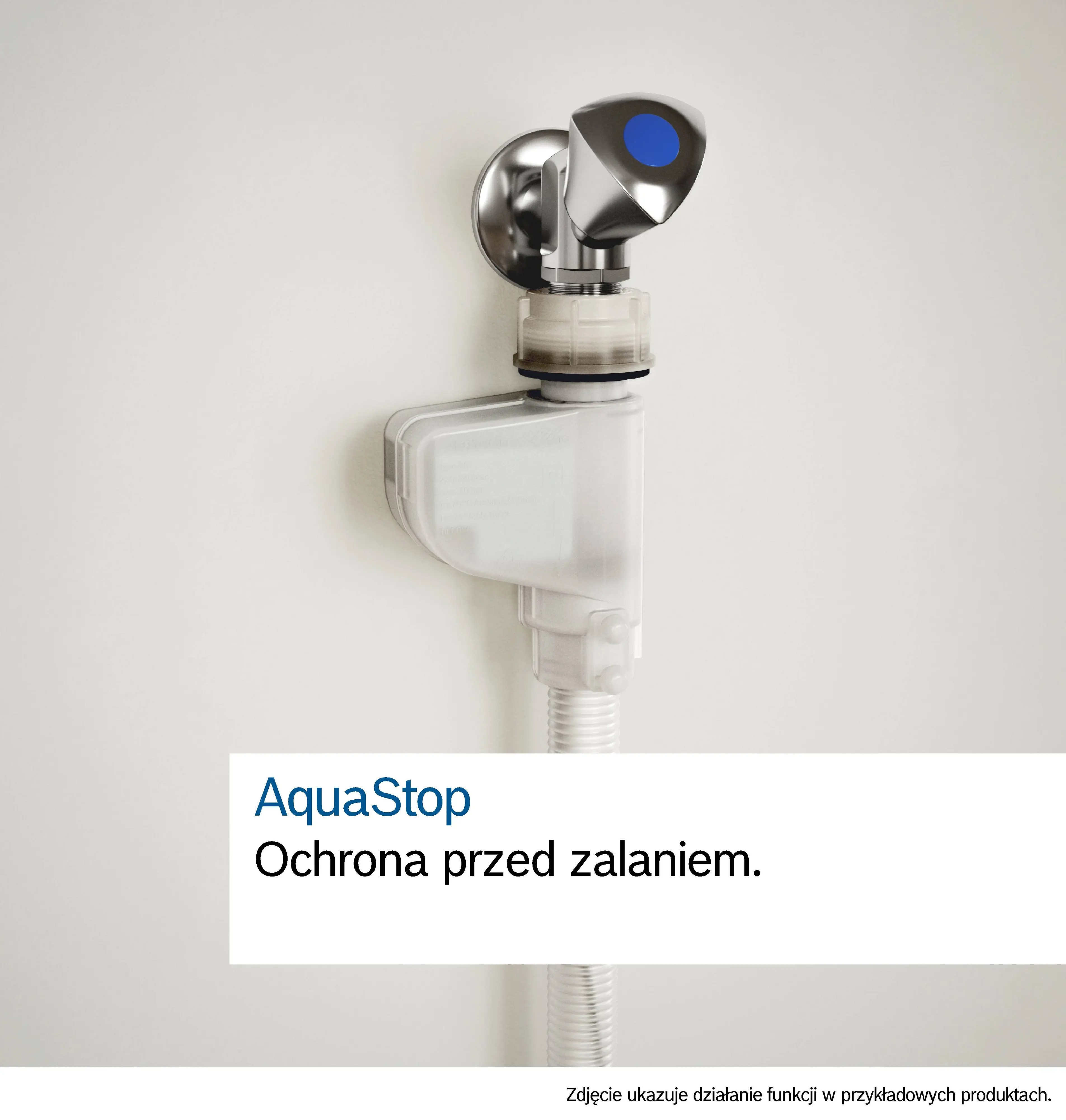 System ochrony przed zalaniem AquaStop zamontowany na baterii na ścianie.