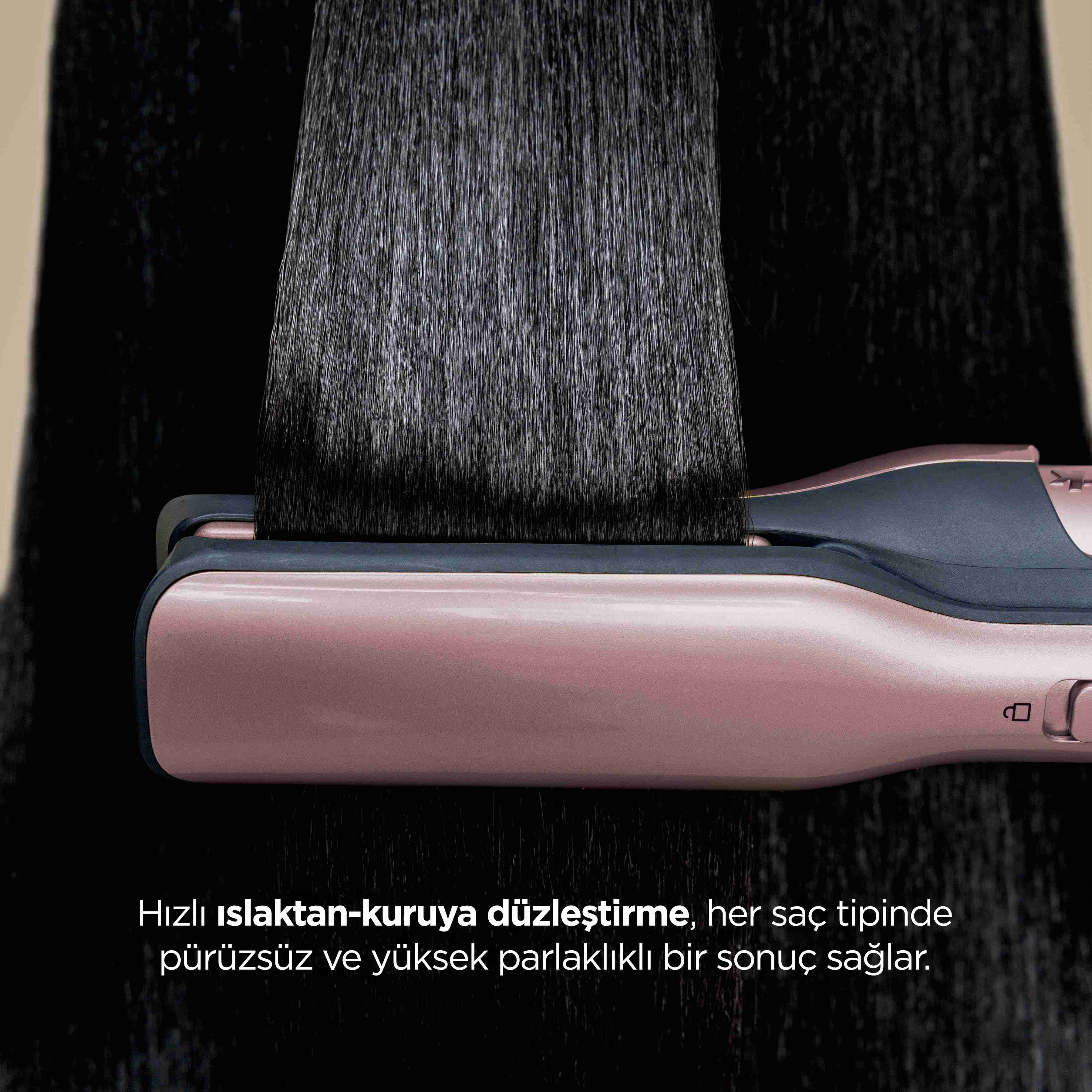 Uzun ve parlak siyah saçların arasından kayan pembe altın saç düzleştirici, arkada metin var.