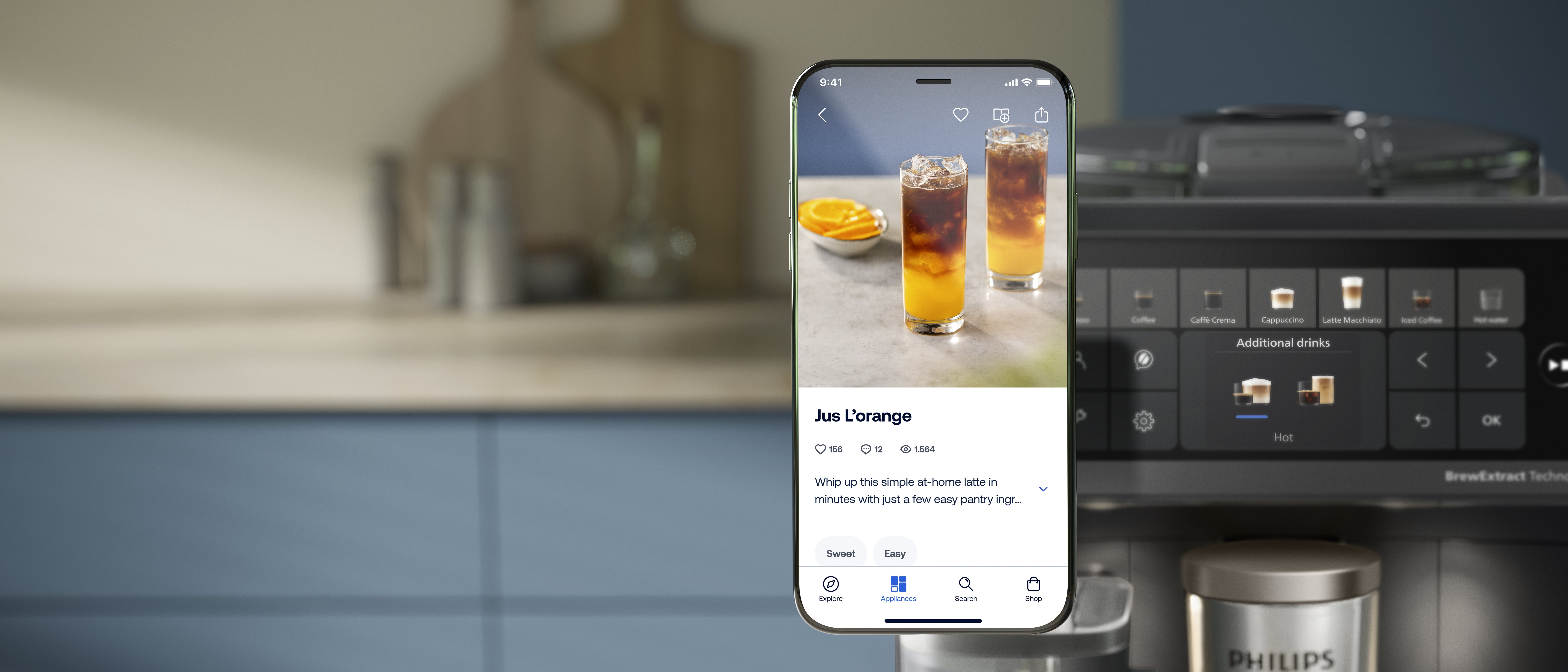Smartphone zeigt eine Kaffeerezept-App vor einer Kaffeemaschine in einer modernen Küche.