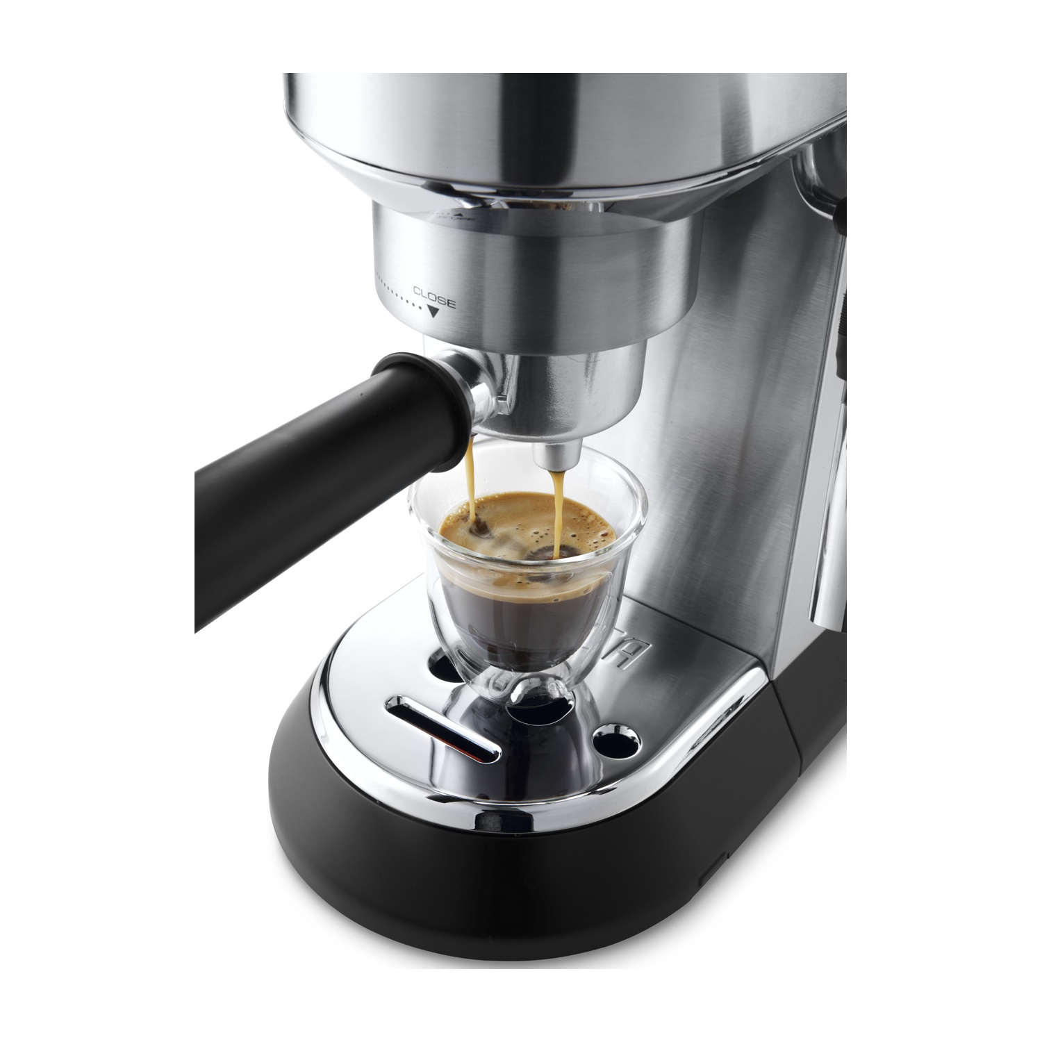 Una macchina per espresso in acciaio inossidabile versa caffè fresco in una tazza di vetro.