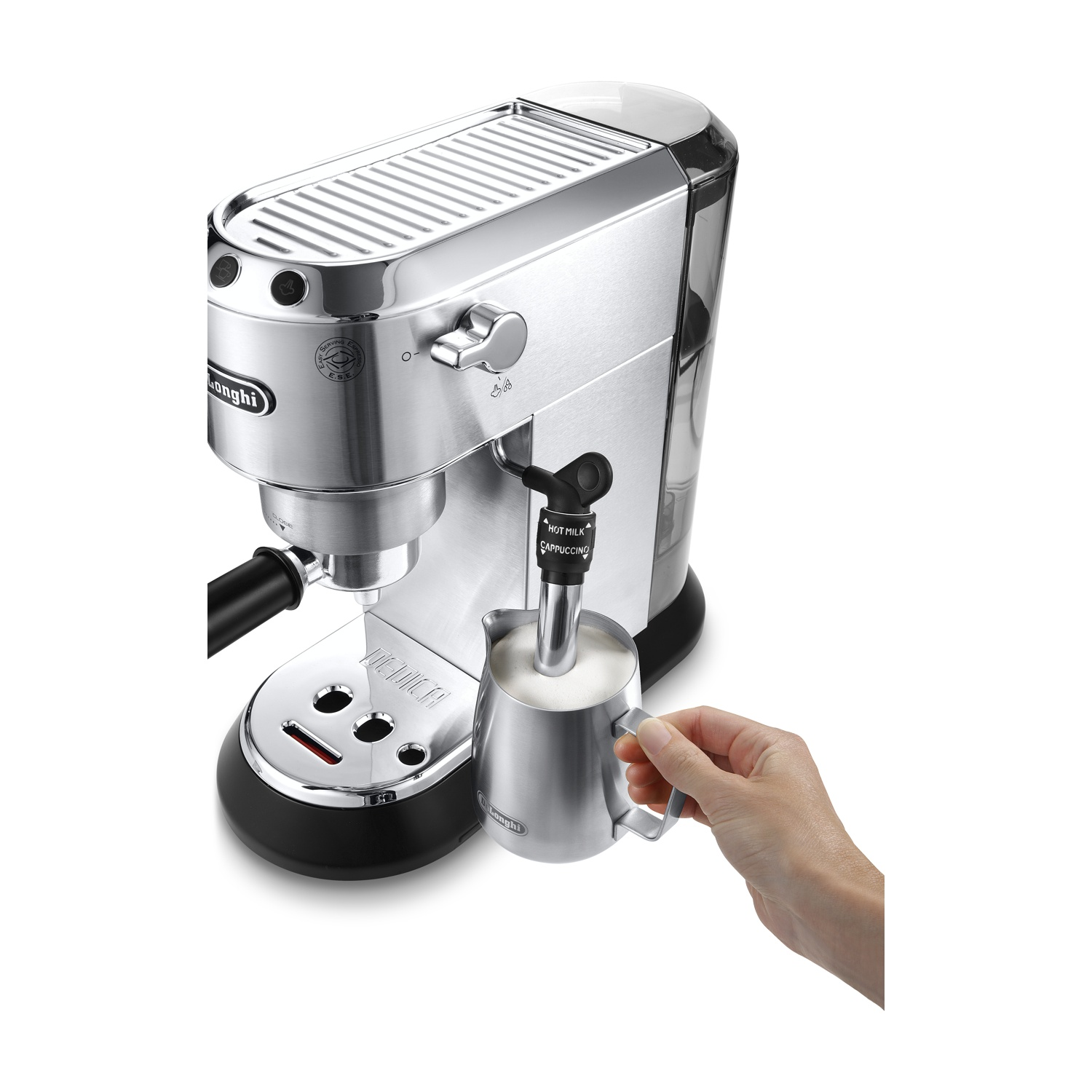 Una mano tiene una lattiera sotto il beccuccio del vapore di una macchina da caffè DeLonghi argentata.
