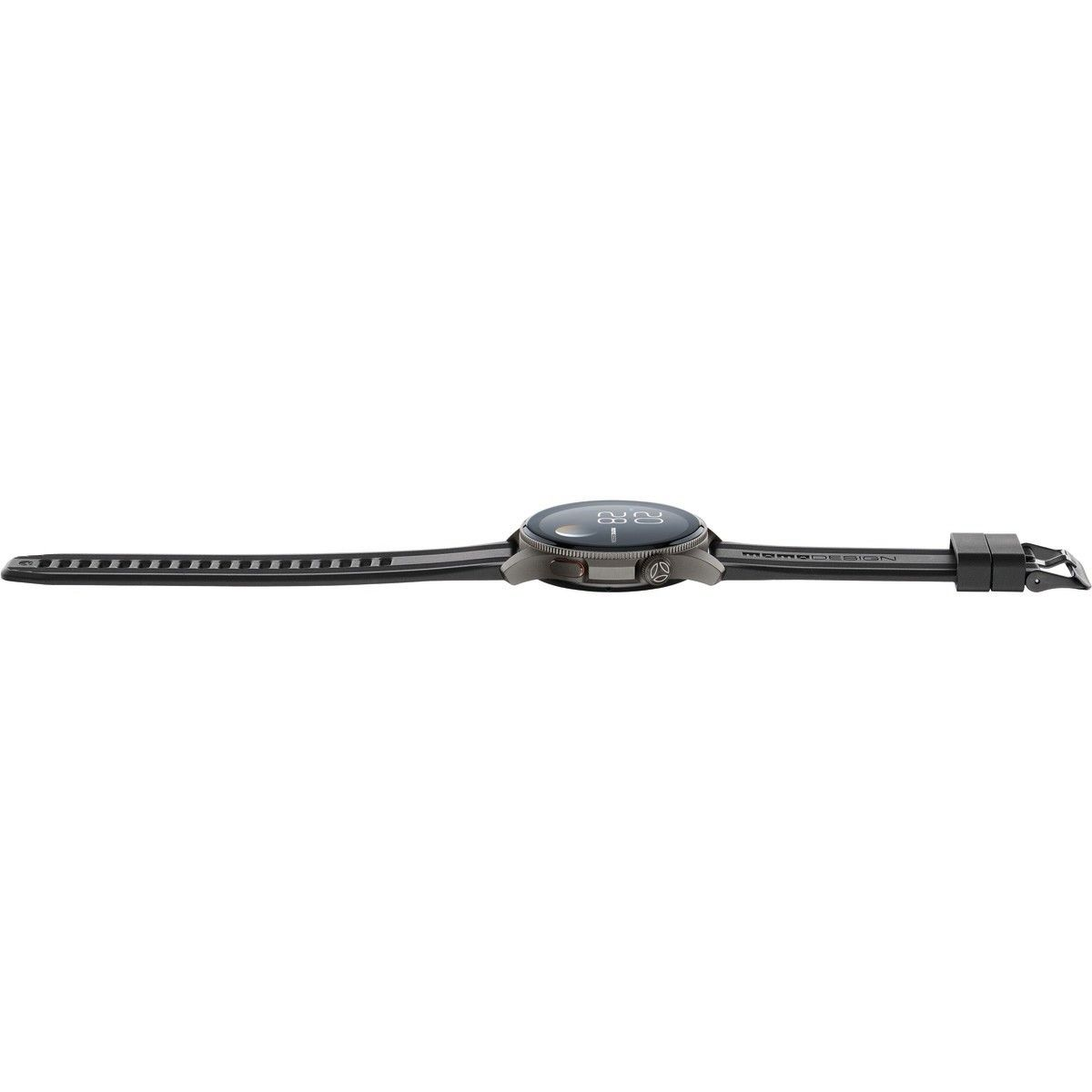 Eine schwarze Smartwatch mit abgedunkeltem Gehäuse und Kautschukarmband liegt waagerecht auf weißem Hintergrund.