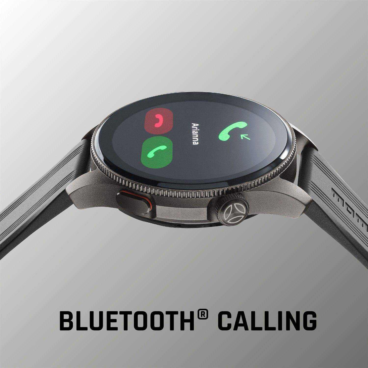 Eine Smartwatch mit Metallgehäuse und schwarzem Armband zeigt einen Anruf von Arianna mit grünen und roten Symbolen.