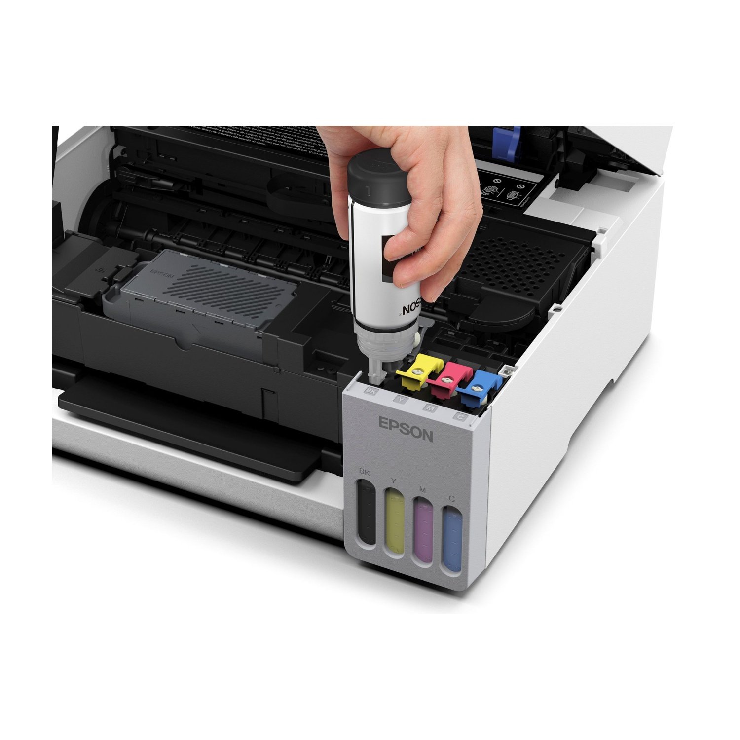 Una mano ricarica l'inchiostro in una stampante Epson con serbatoi di inchiostro visibili per nero, giallo, magenta e ciano.