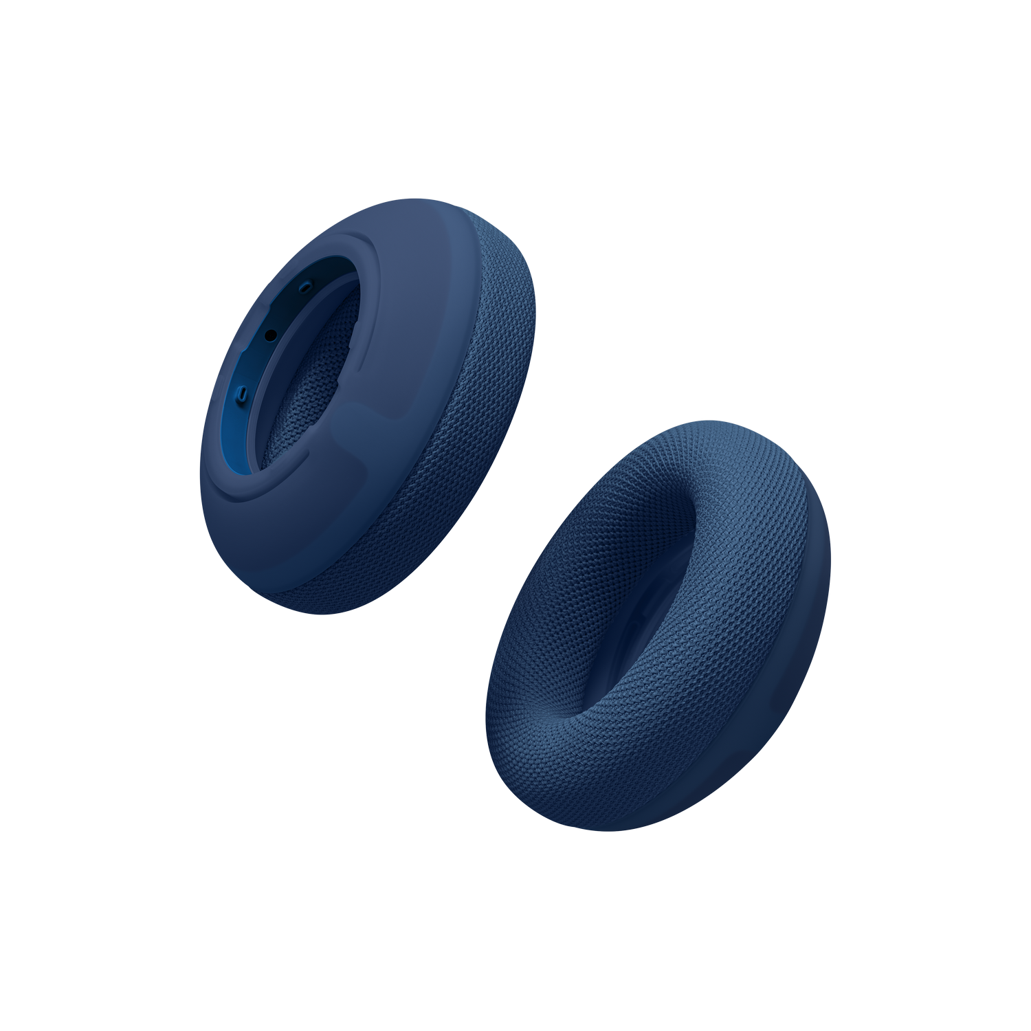 Dos almohadillas azules para auriculares flotan sobre un fondo negro.