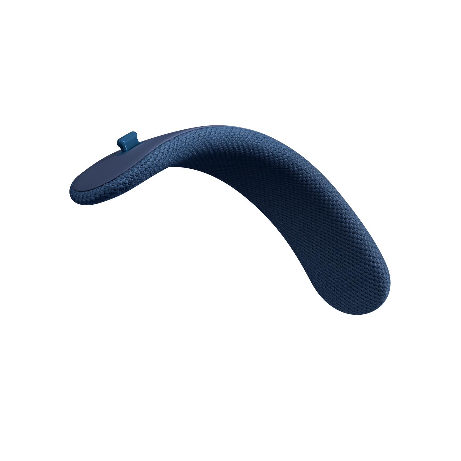 Un objeto textil curvado de color azul oscuro con un pequeño clip azul en un extremo sobre fondo negro.