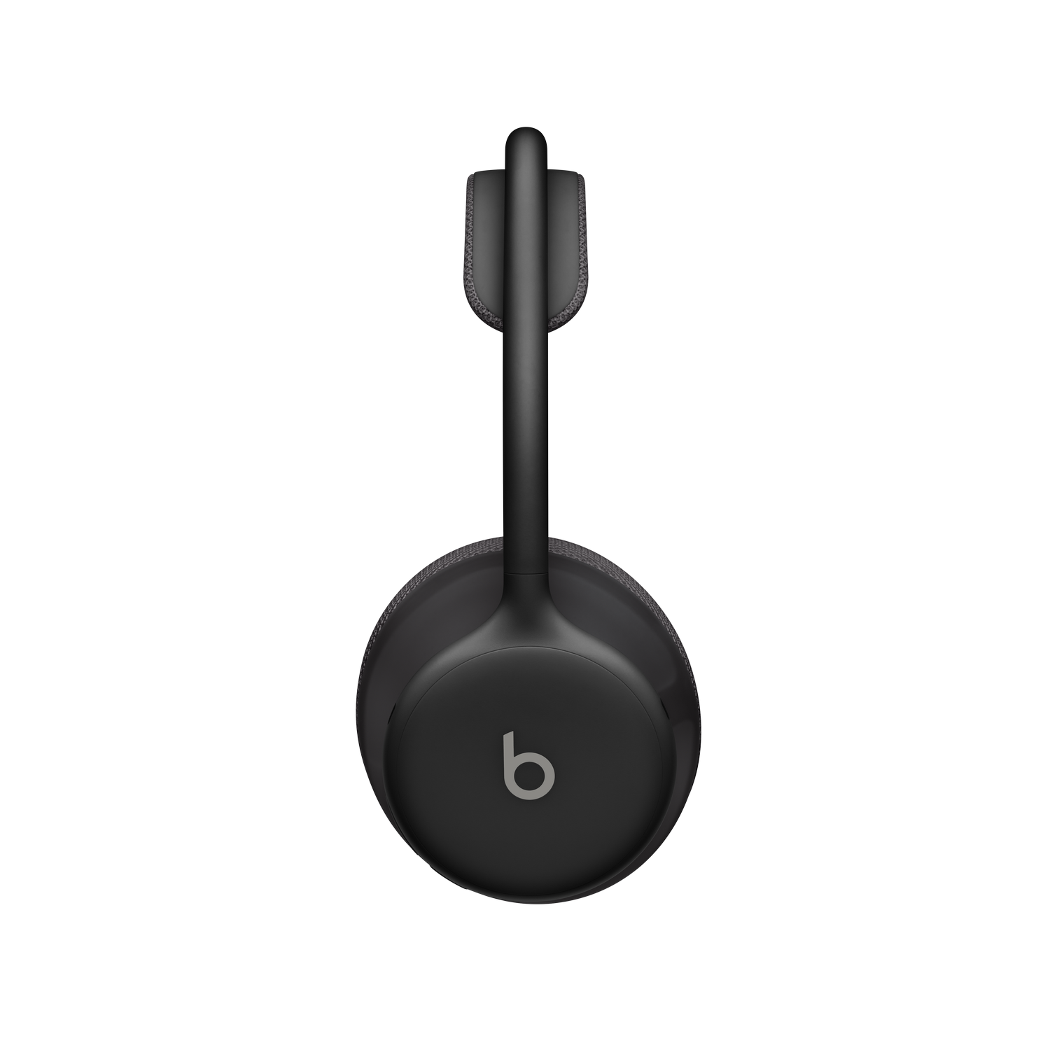 Vista lateral de unos auriculares Beats negros con logo sobre fondo oscuro.