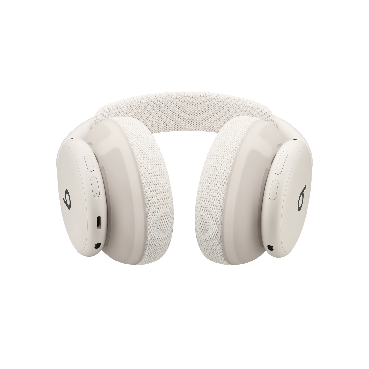 Auriculares supraaurales color crema con logotipos negros sobre fondo negro.