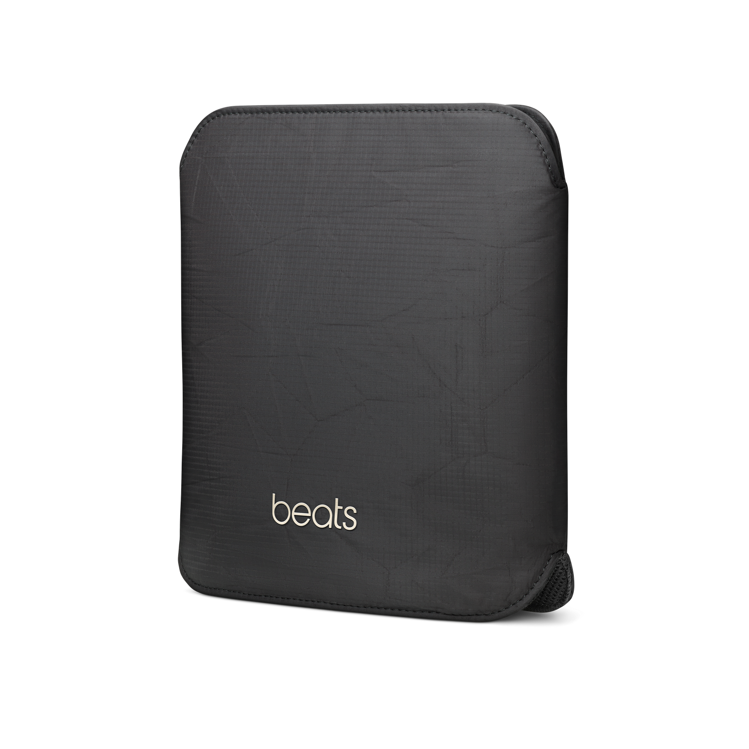 Una funda de transporte Beats negra con el logotipo plateado en la parte inferior, sobre fondo negro.