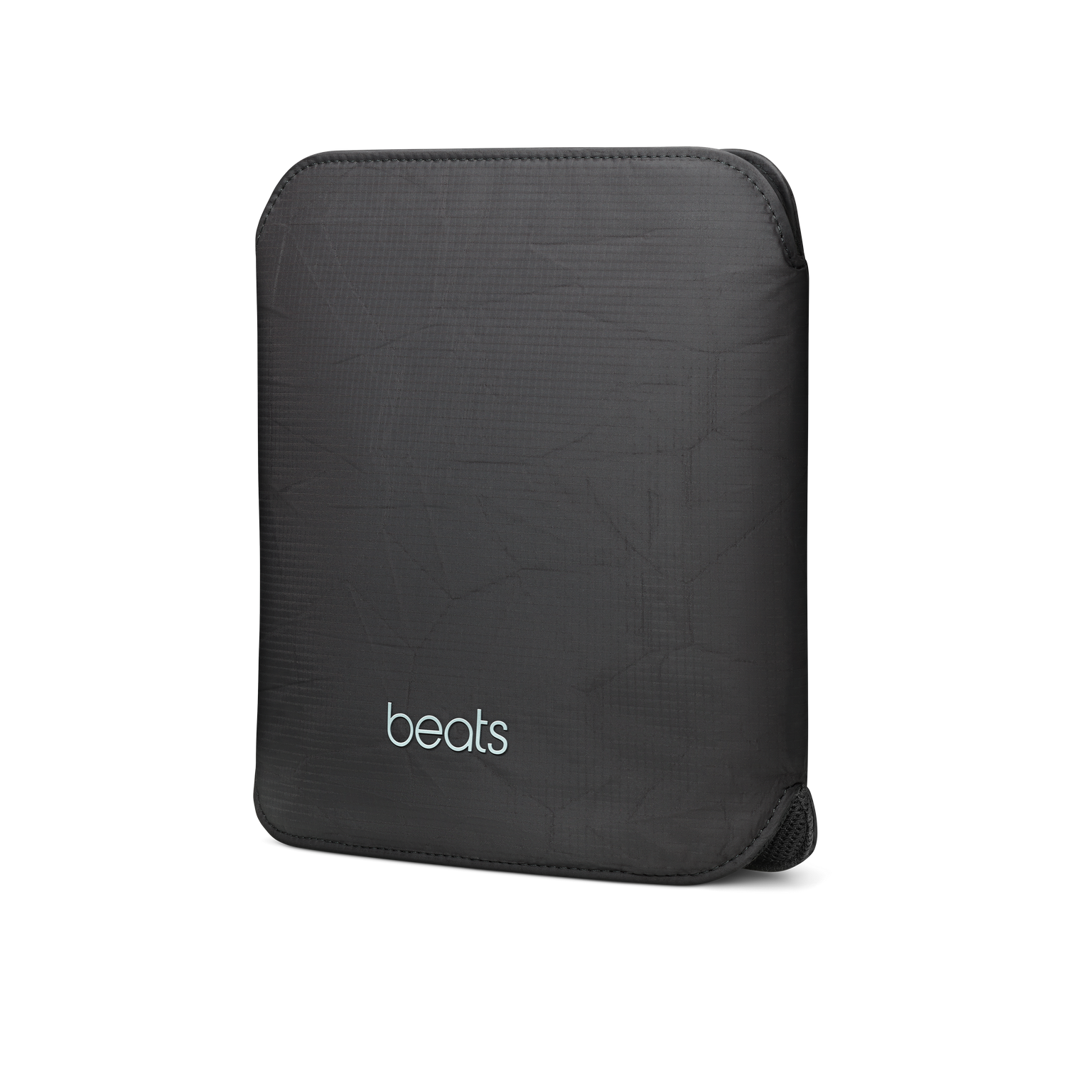 Una funda protectora Beats gris oscuro con un patrón sutil y logotipo blanco sobre fondo negro.