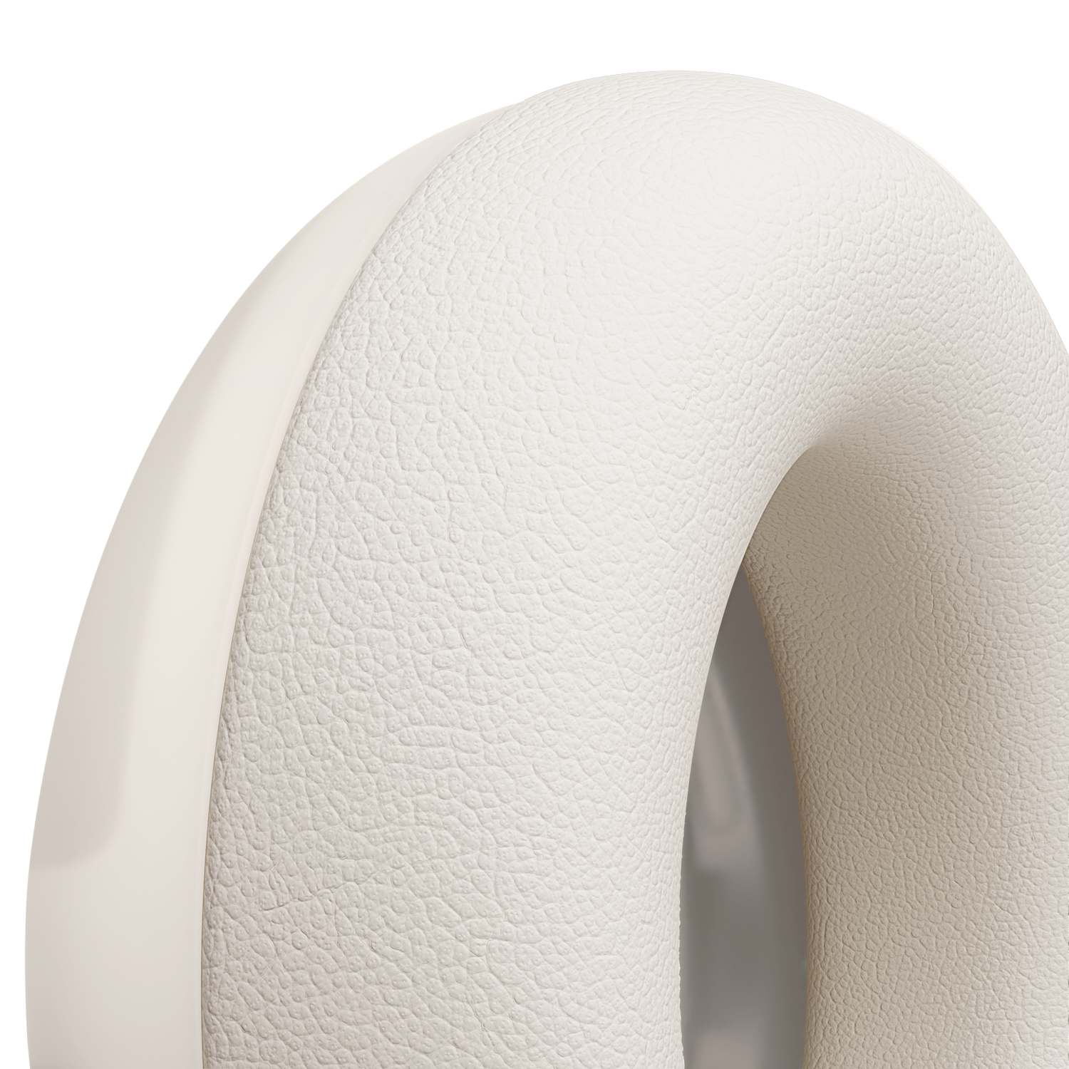 Primer plano de una almohadilla de cuero blanco para auriculares redondos sobre fondo negro.
