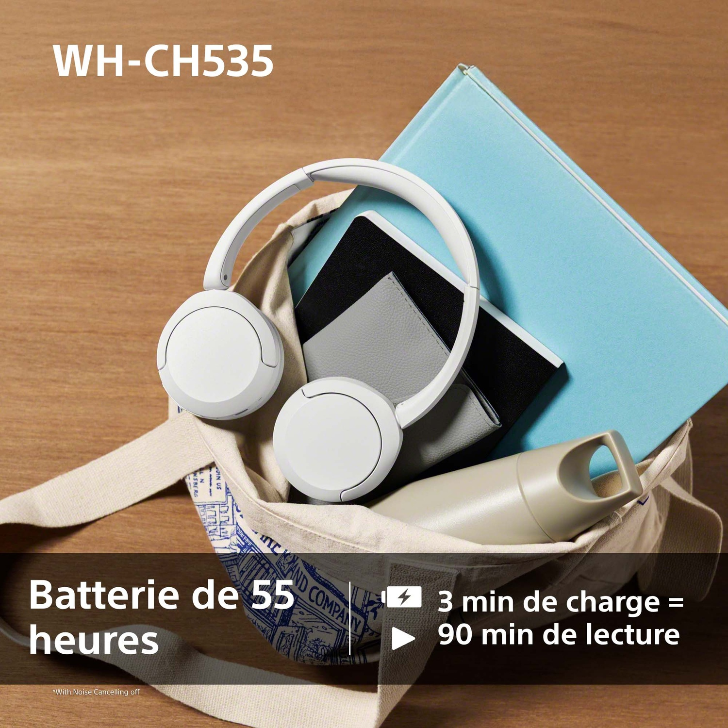 Casque blanc dans un sac en tissu avec livre et bouteille sur bois.