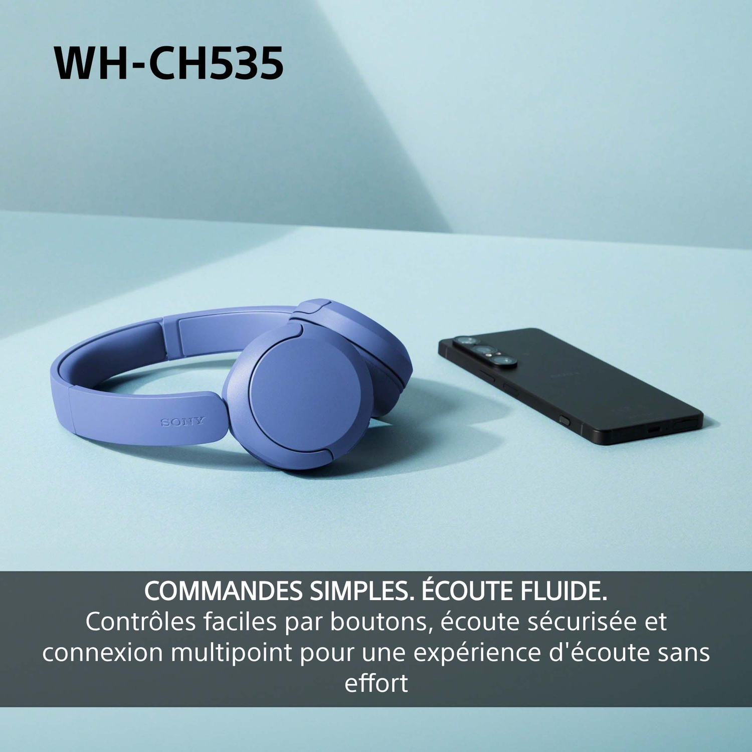 Casque bleu Sony et smartphone noir reposent sur une surface bleu clair.