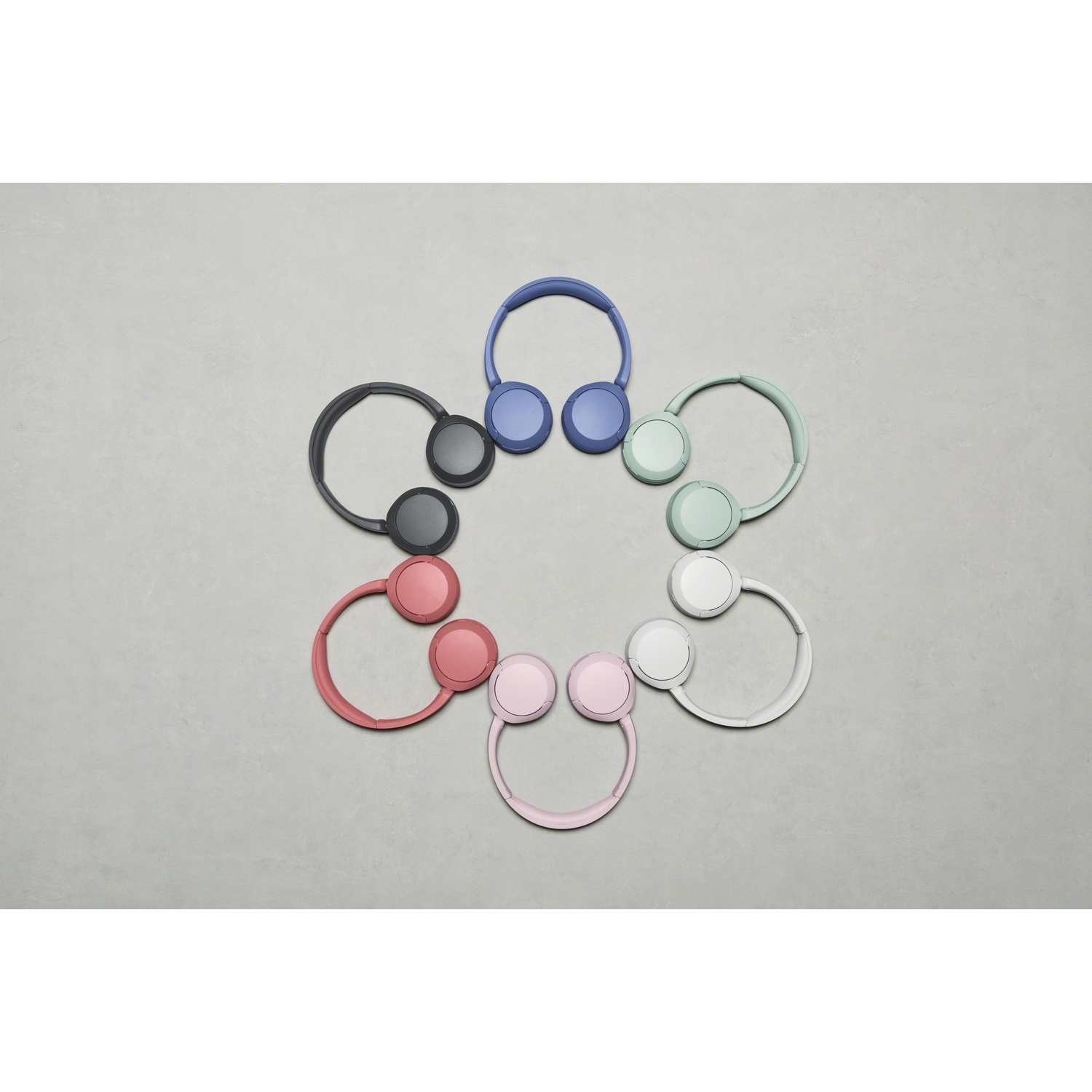 Six écouteurs colorés disposés en cercle sur fond gris.