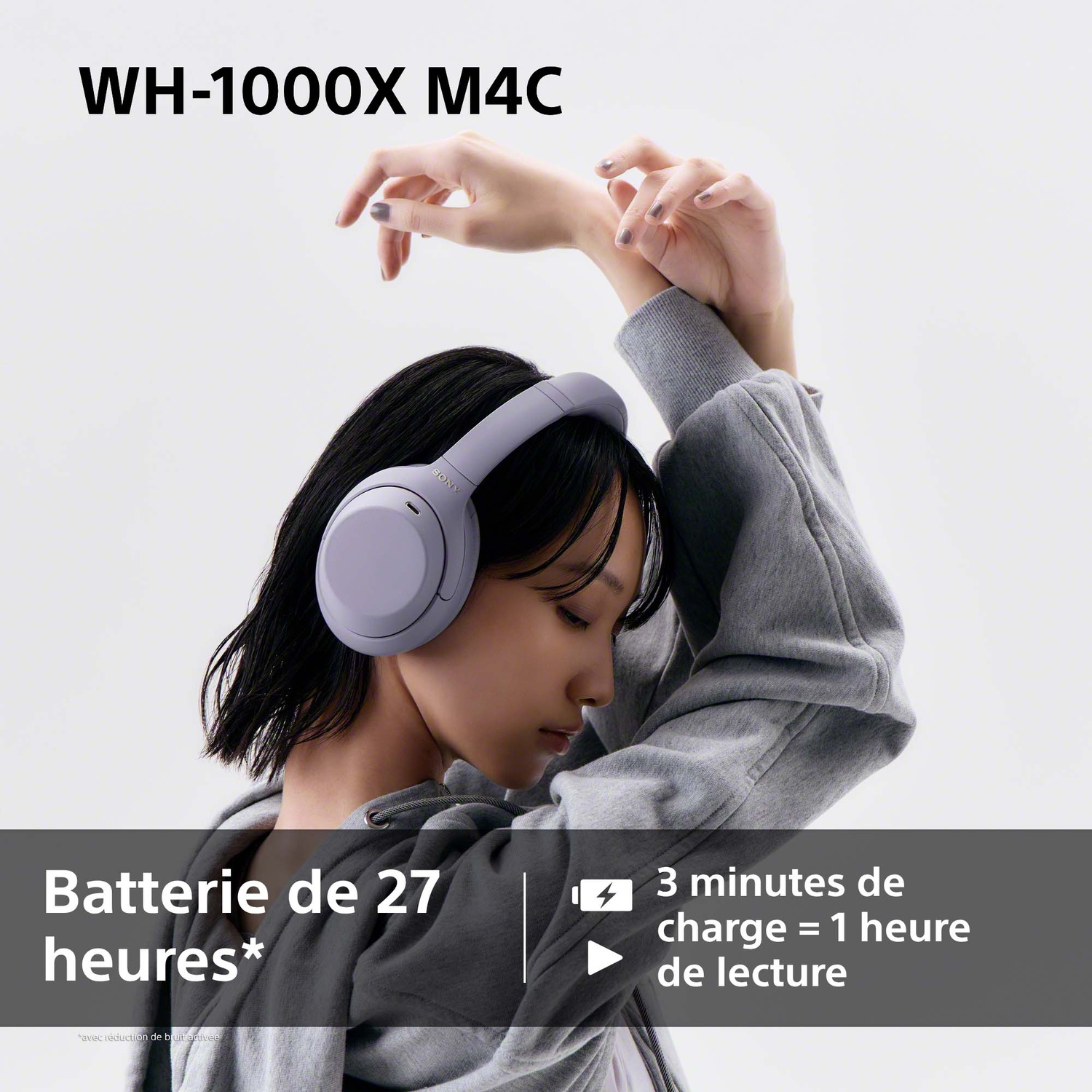 Une femme avec un casque gris pose sur fond blanc avec du texte sur l'autonomie.