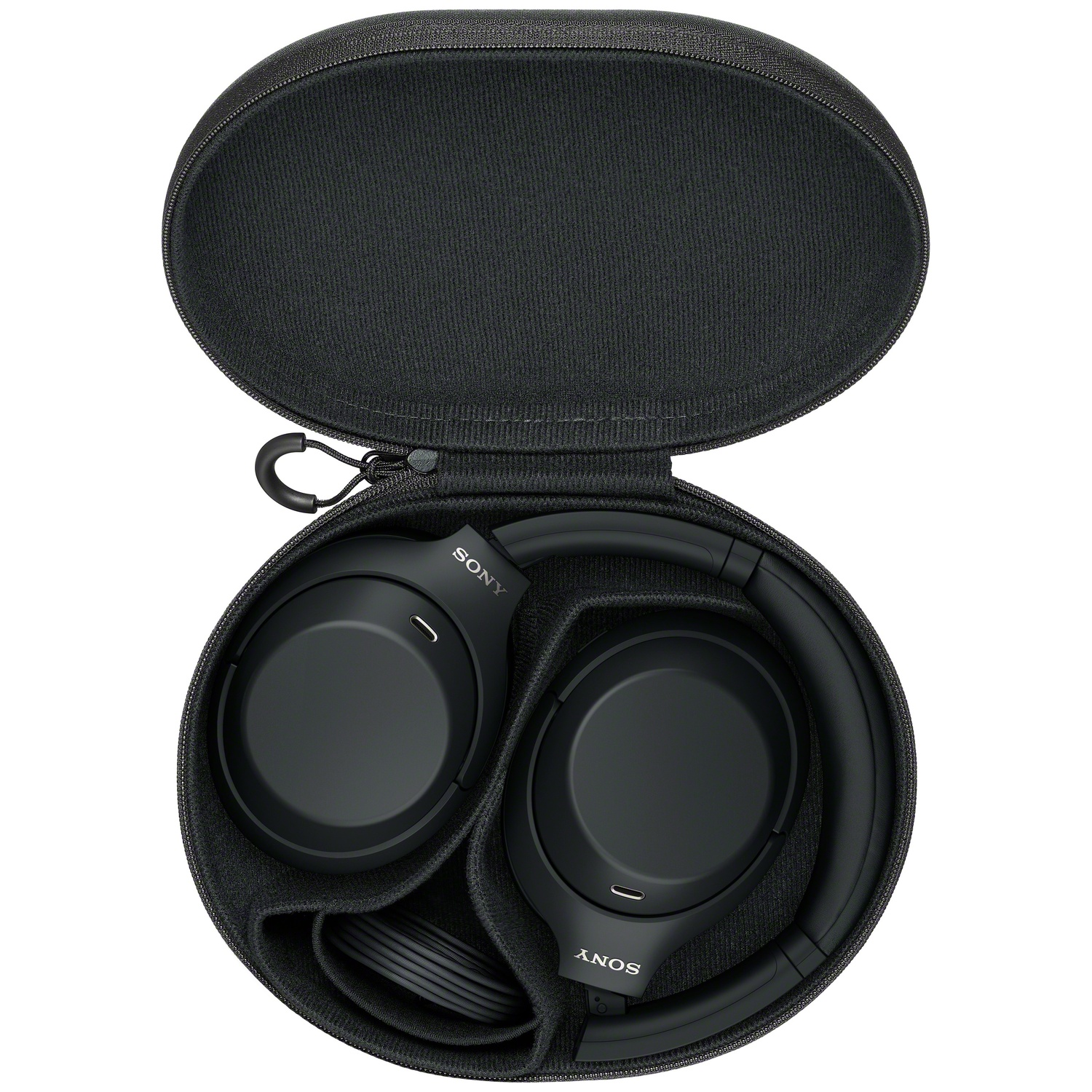 Casque Sony noir soigneusement rangé dans un étui rigide rond.