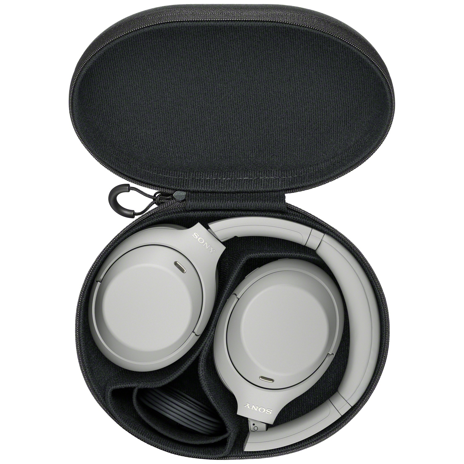 Casque gris Sony rangé soigneusement dans un étui de transport rigide et rond.