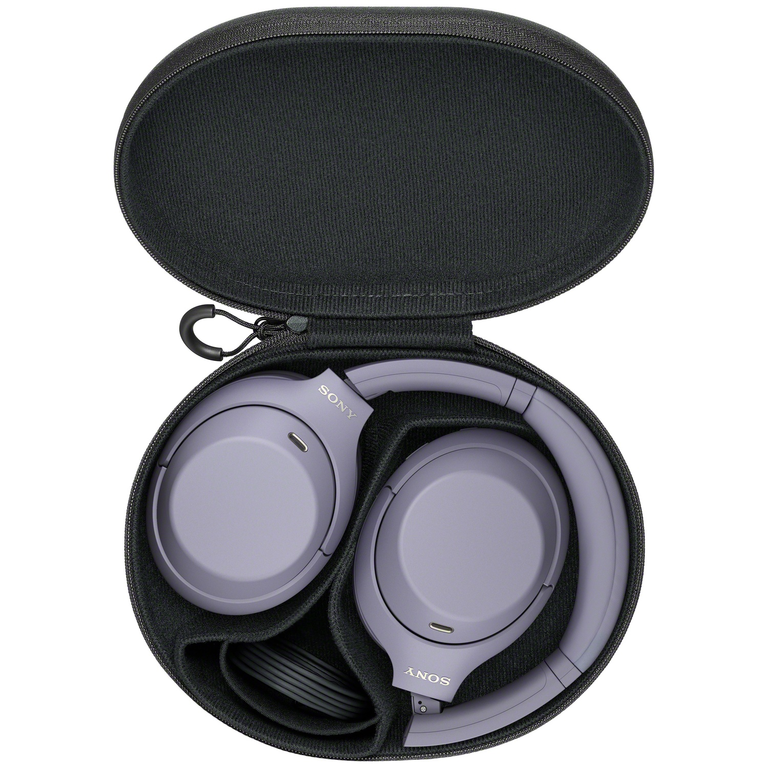 Casque Sony violet plié proprement dans son étui rigide noir ouvert sur fond blanc.