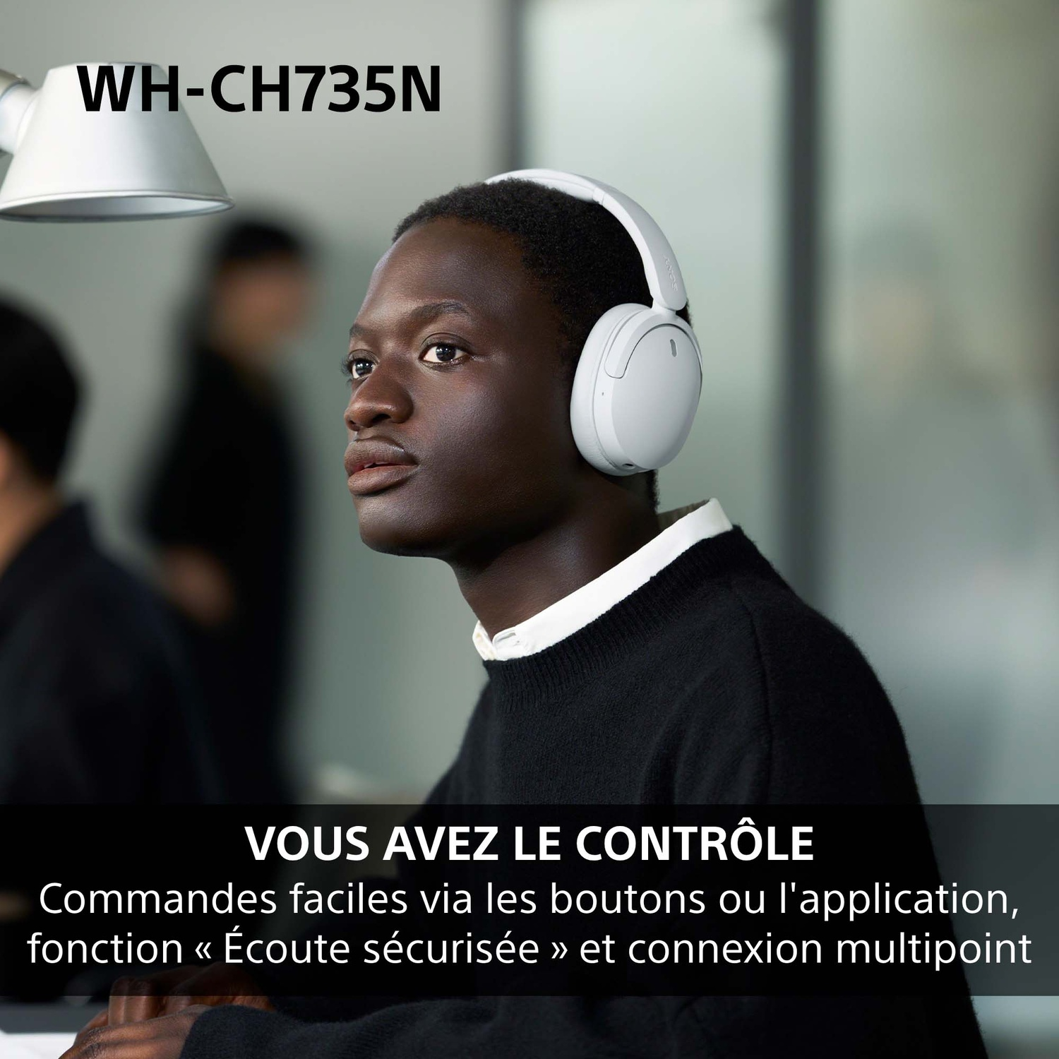 Un jeune homme portant un casque blanc dans un intérieur moderne, avec du texte au premier plan.