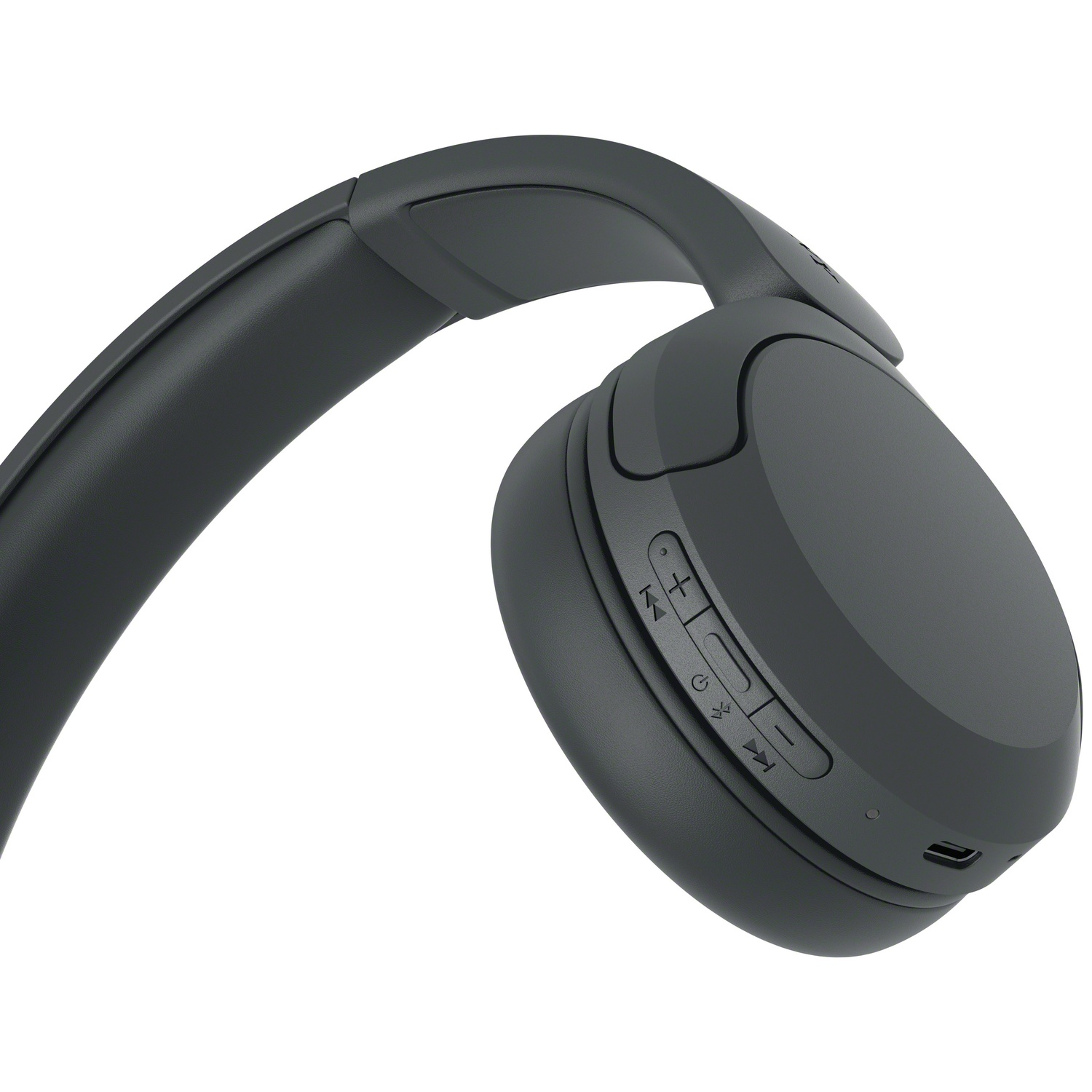 Casque sans fil noir avec boutons de commande et port de charge sur fond blanc.