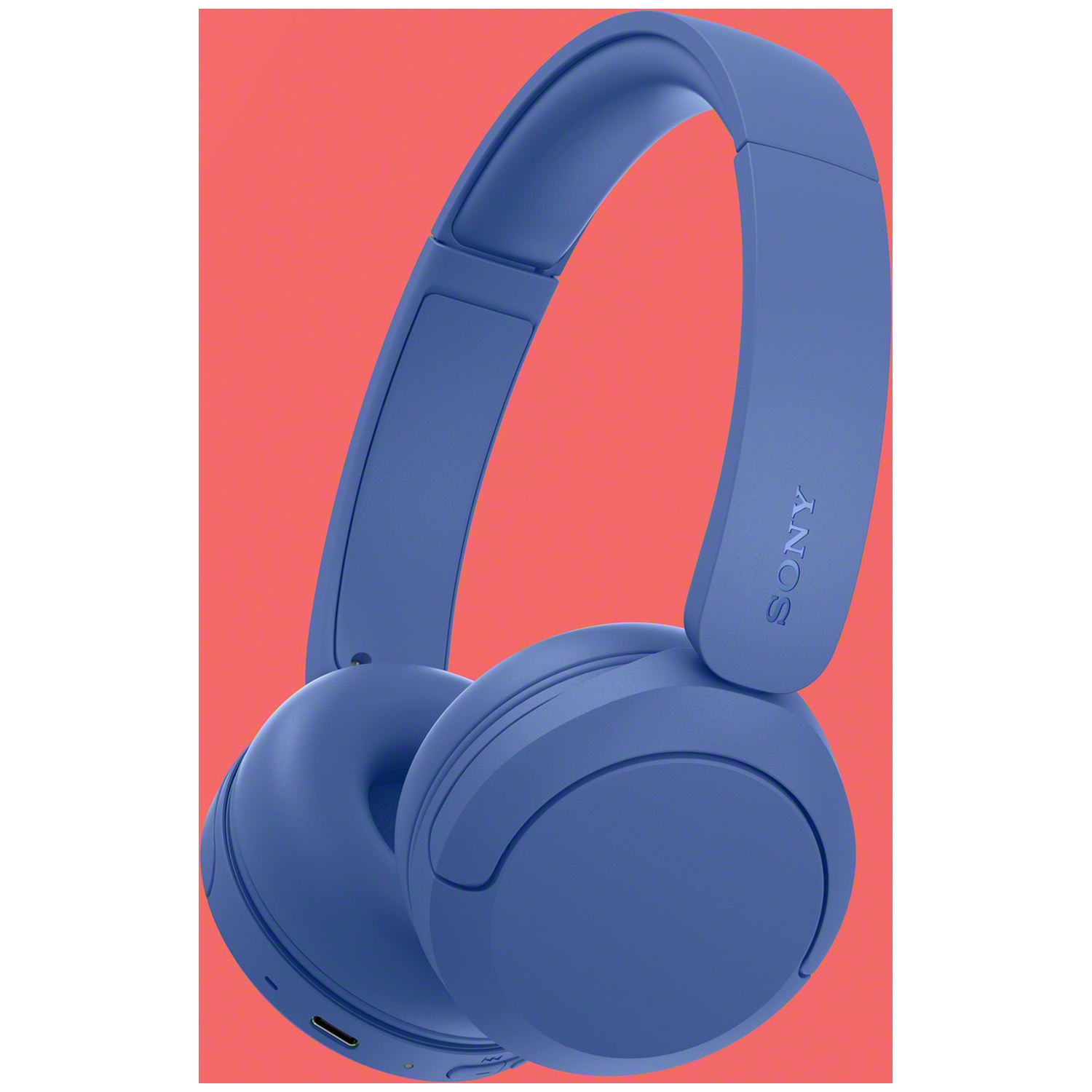 Casque supra-auriculaire Sony bleu sur fond rouge vif.