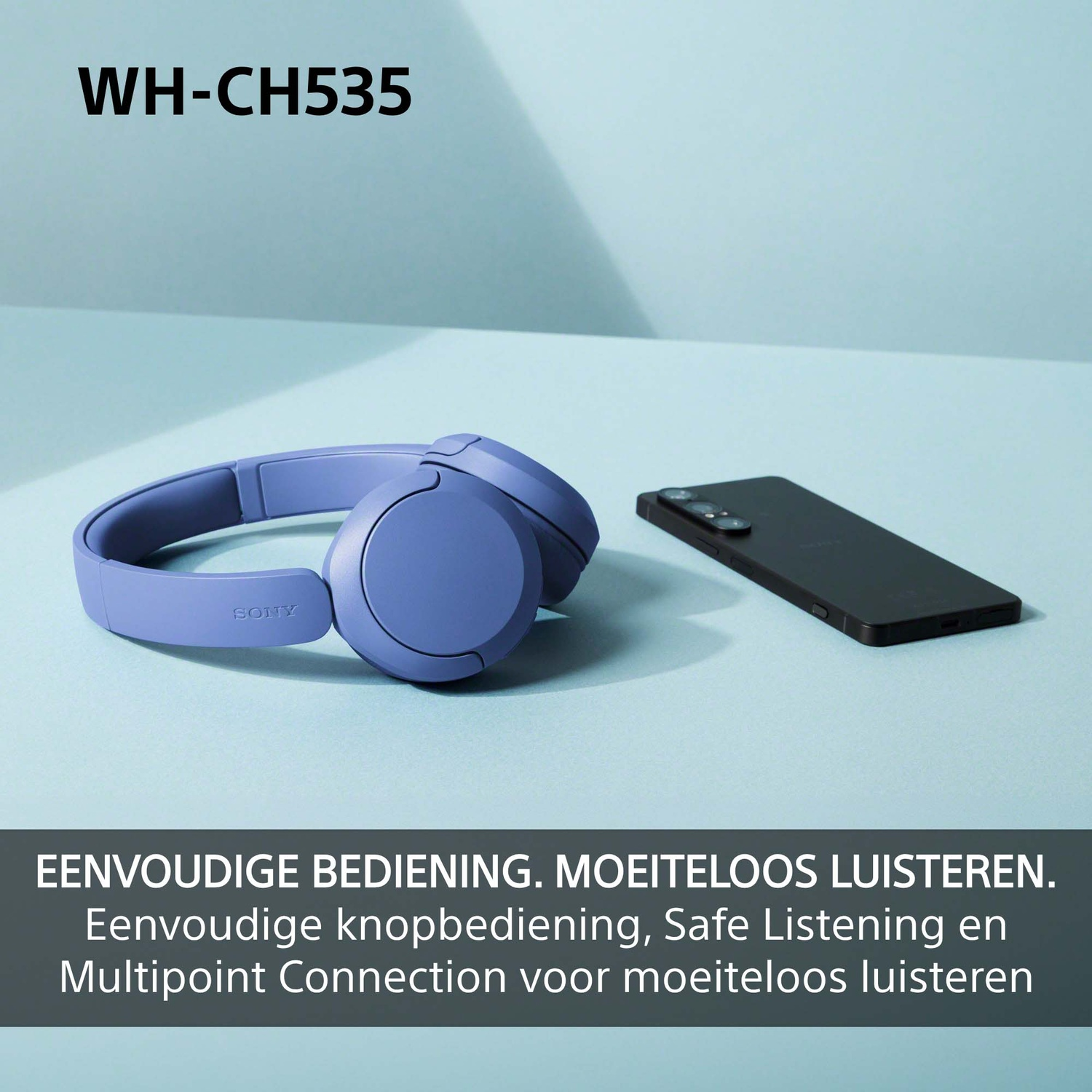 Paarse Sony WH-CH535 koptelefoon en een zwarte smartphone op een lichtblauwe ondergrond met Nederlandse reclametekst.