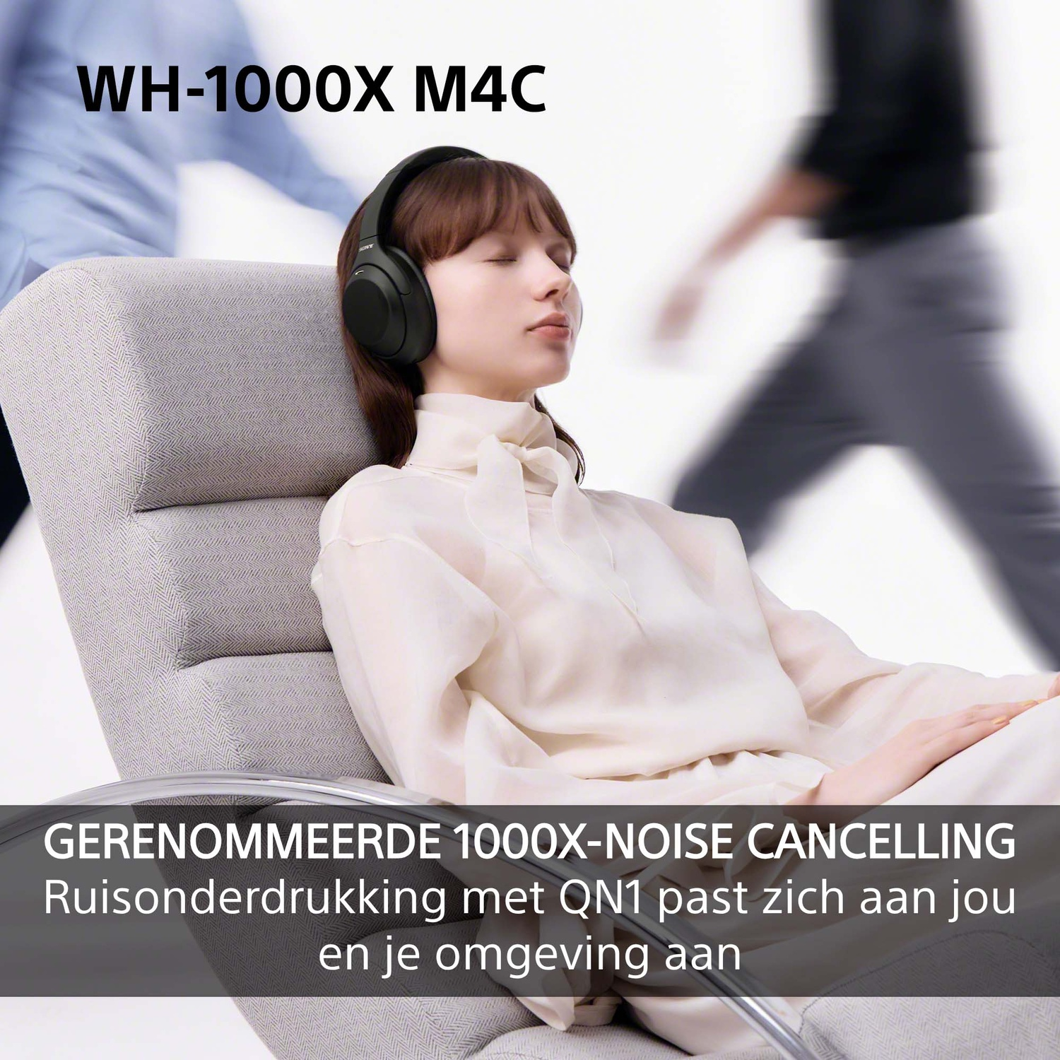 Een vrouw ontspant in een stoel met zwarte koptelefoon en Nederlandse tekst.