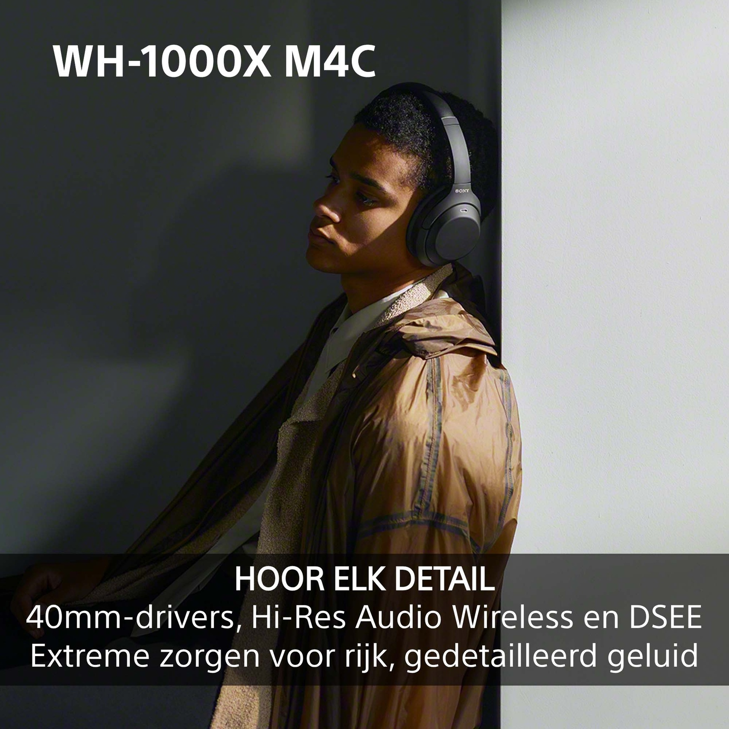 Jonge man met donkere koptelefoon leunt tegen een muur, tekst.
