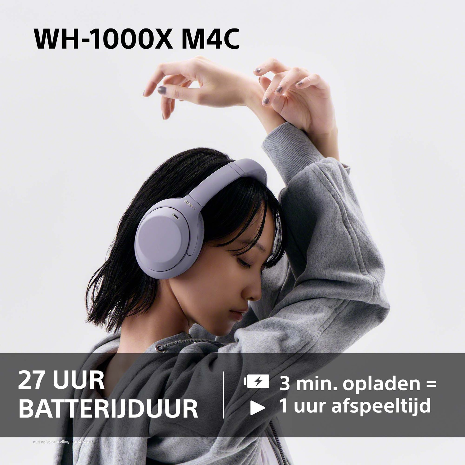 Vrouw met grijze Sony-koptelefoon en hoodie; tekst promoot 27 uur batterijduur.