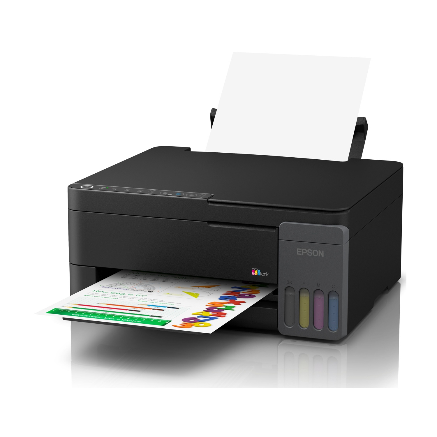 Una stampante nera Epson EcoTank con serbatoi d'inchiostro visibili stampa un documento a colori su sfondo bianco.