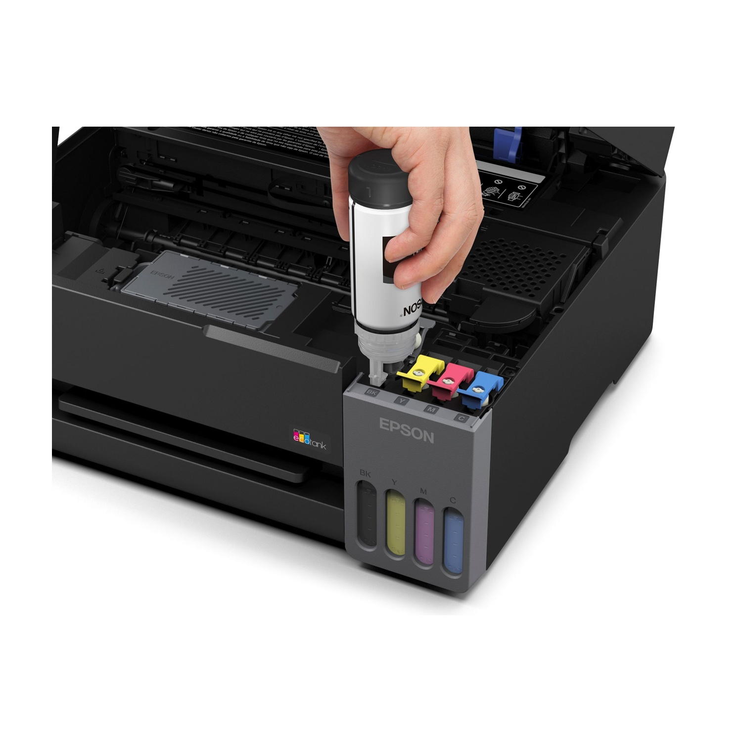 Una mano ricarica l'inchiostro nero in una stampante Epson EcoTank con una bottiglia.