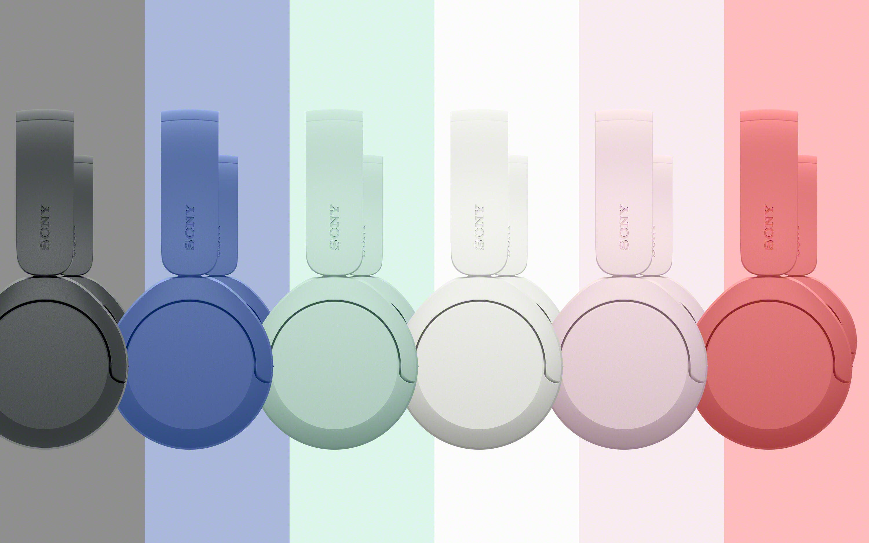 Seis pares de auriculares Sony en diferentes colores sobre franjas de fondo a juego.