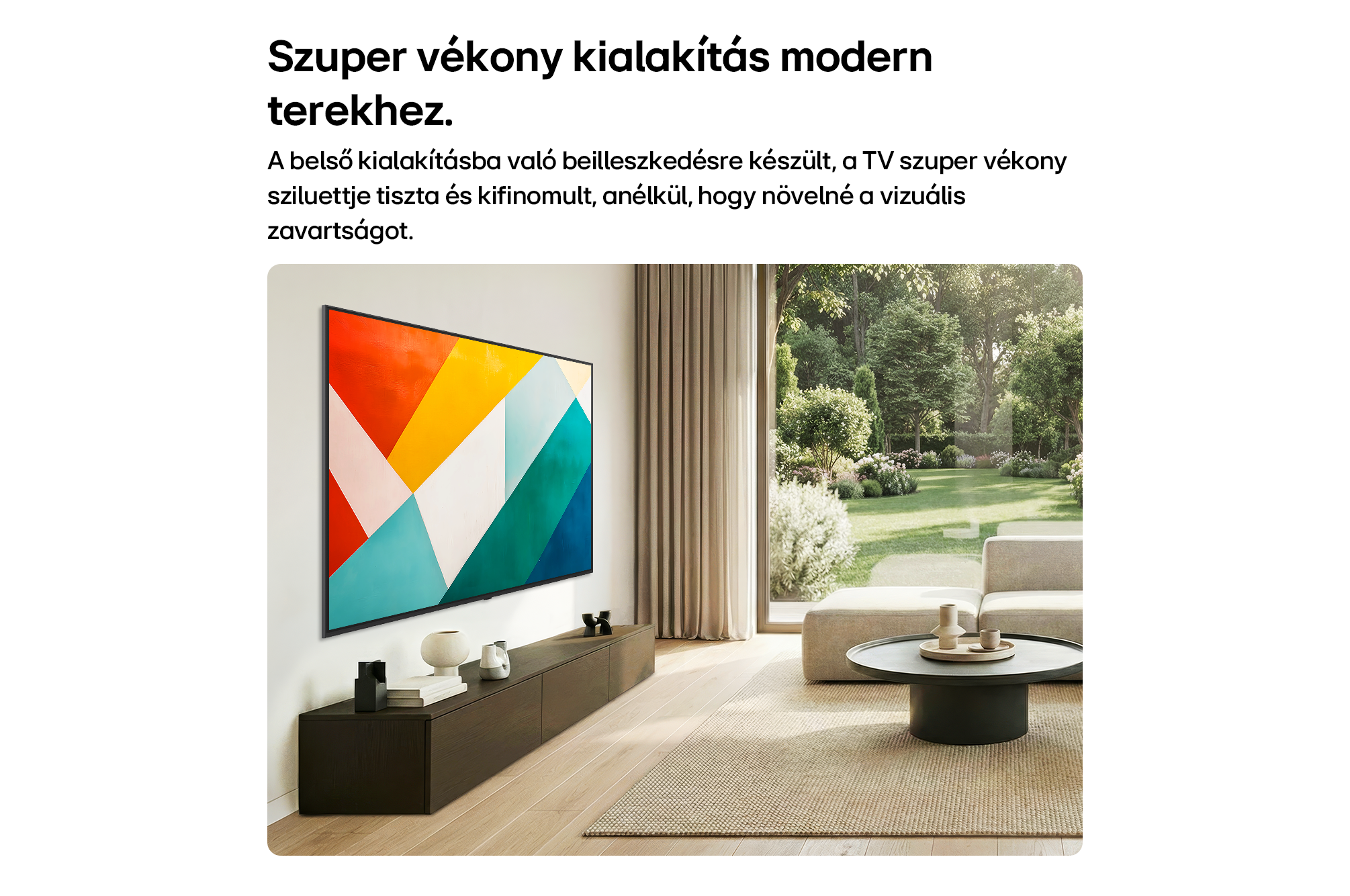 Egy vékony TV színes képernyővel egy modern nappali falán, kilátással a kertre.