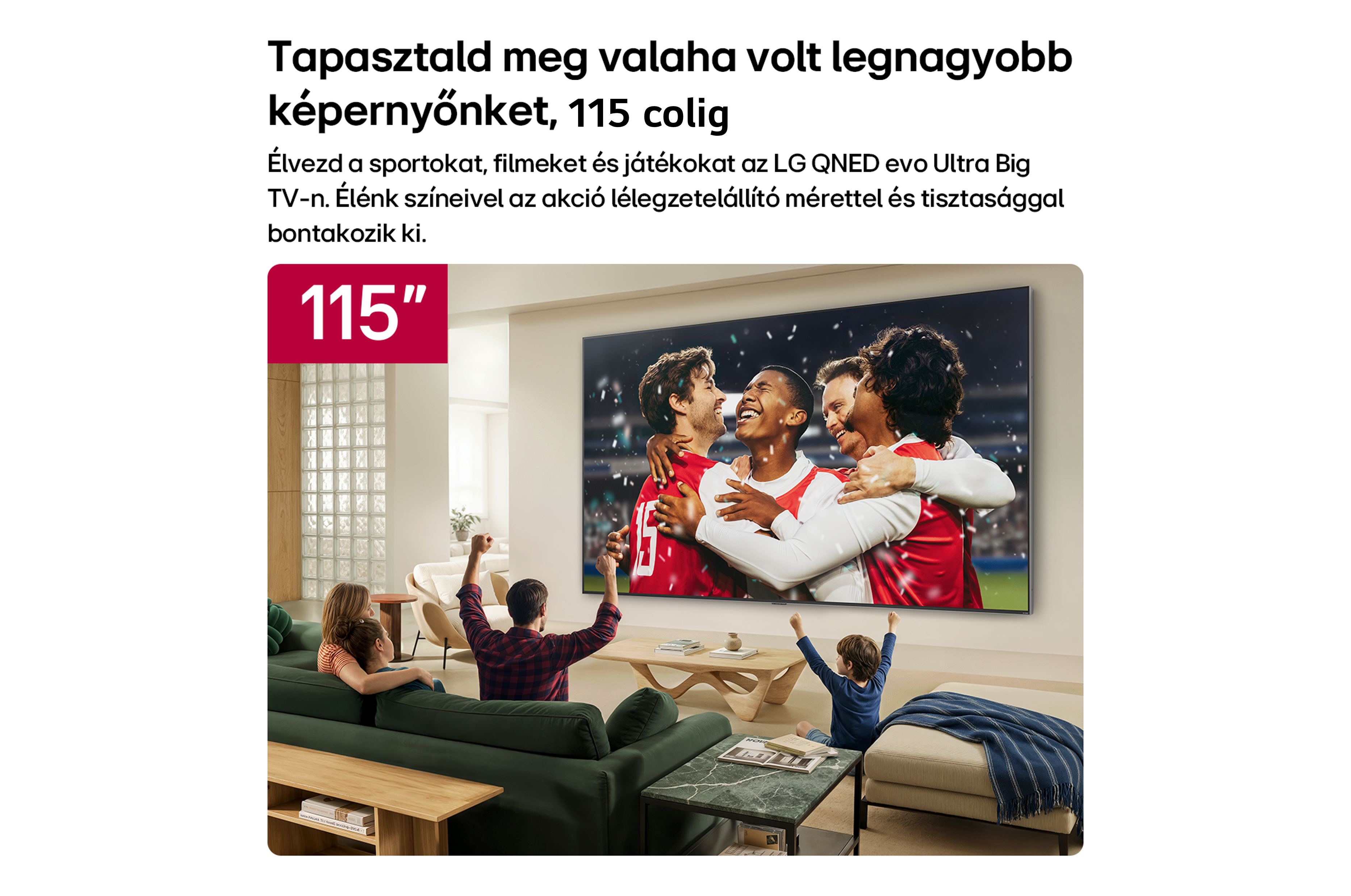 Egy család egy hatalmas, 115 hüvelykes tévé előtt ül, és örül a sportközvetítésnek.