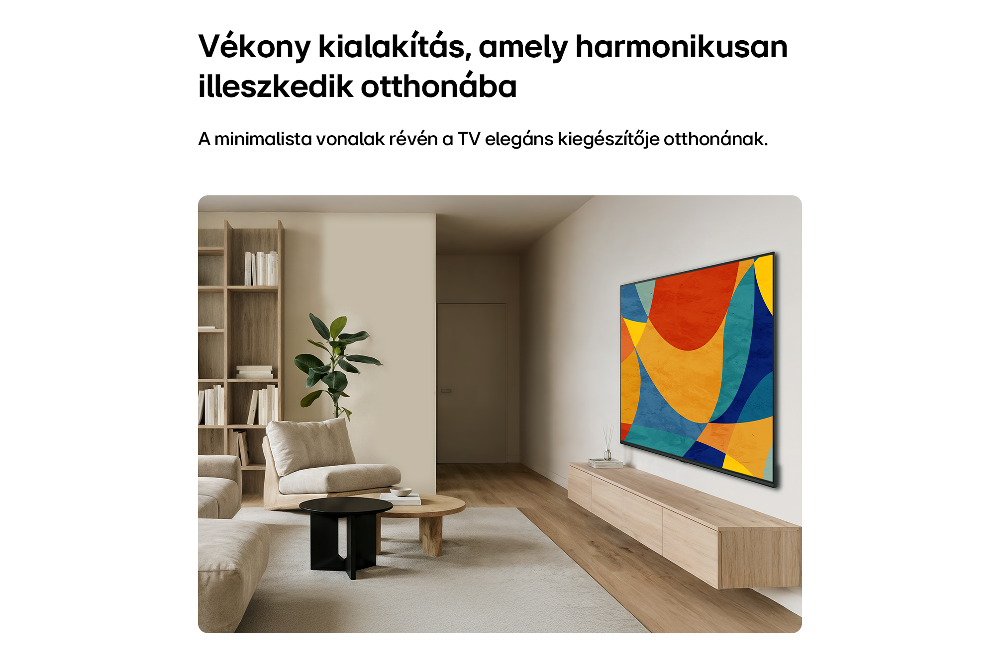 Nappali világos kanapéval, falipolccal, növénnyel, asztallal és nagy tv-vel.