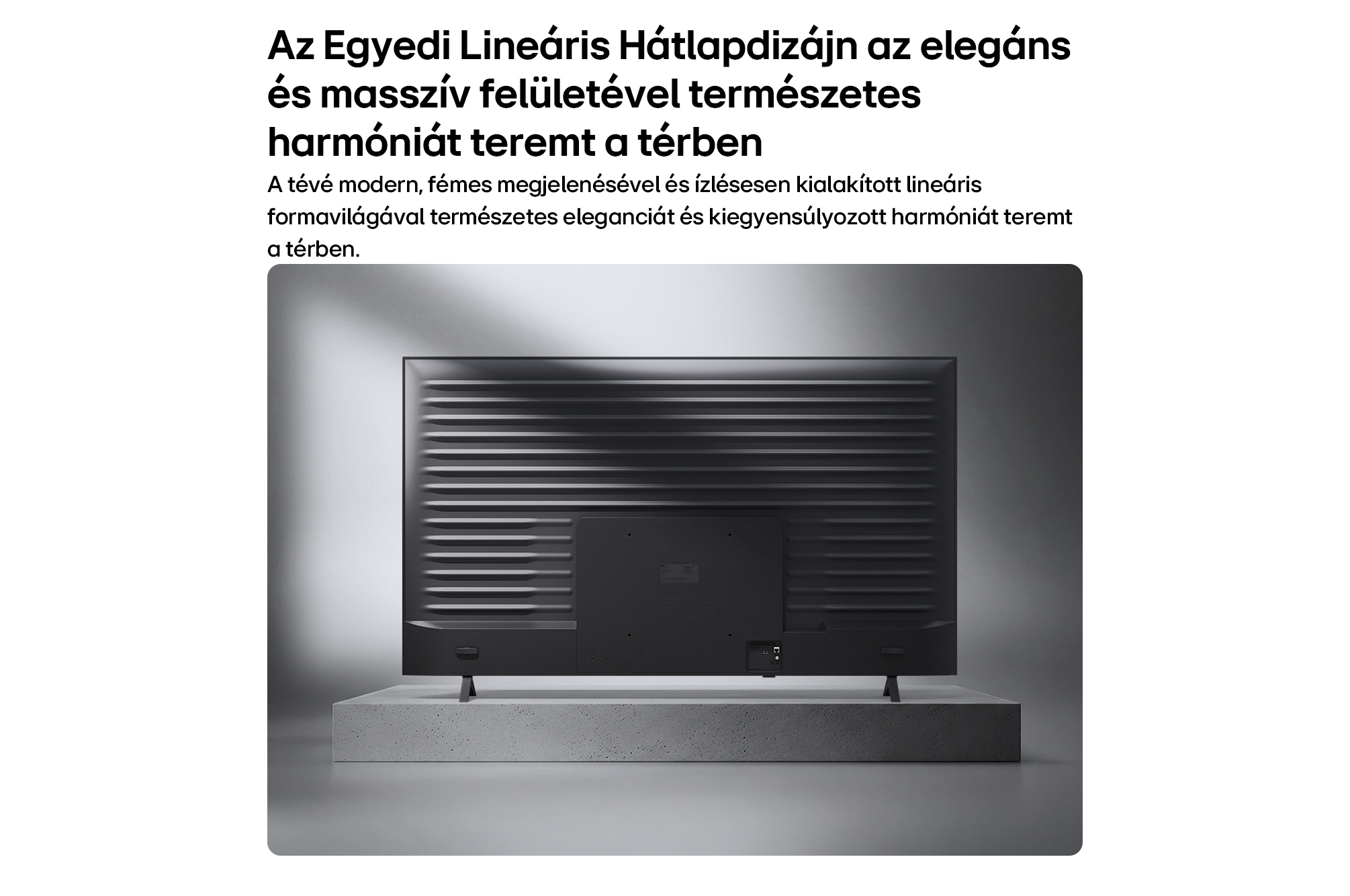 Modern televízió hátulja lineáris dizájnnal, állványon, szürke háttér előtt.