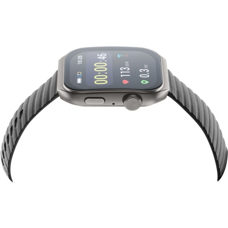 Eine graue Smartwatch mit schwarzem Armband auf weißem Hintergrund, Display zeigt Zeit, Puls und Distanz.