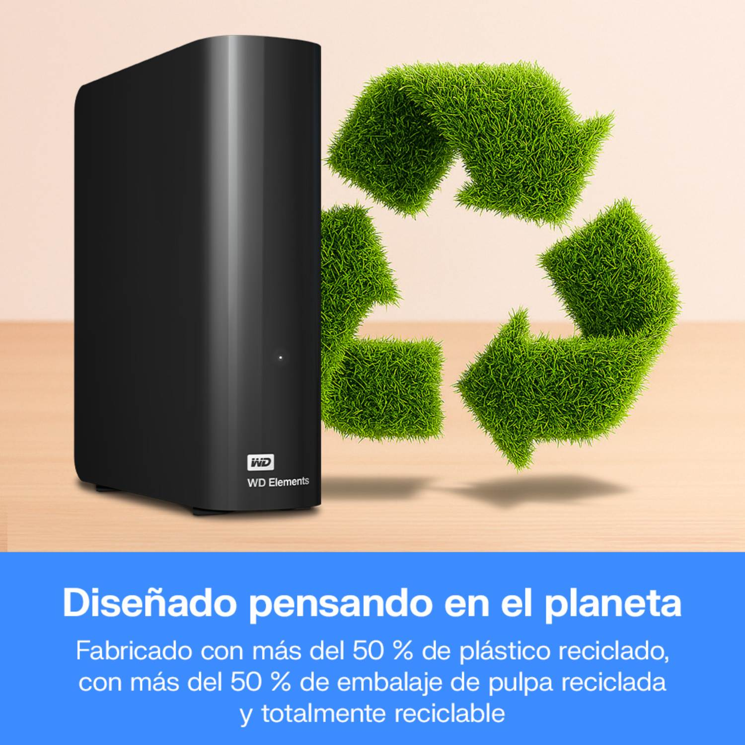 Disco duro WD Elements negro sobre madera con símbolo de reciclaje de hierba y texto abajo.