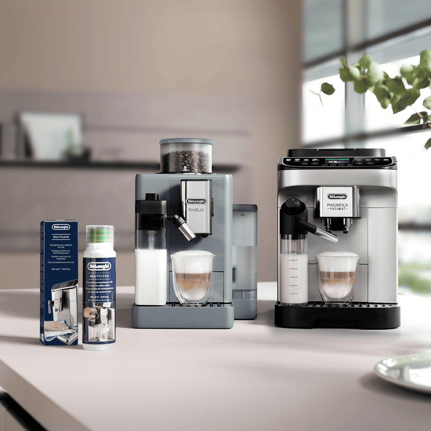 Dos cafeteras De'Longhi y productos de limpieza en una encimera, con capuchinos y fondo borroso.