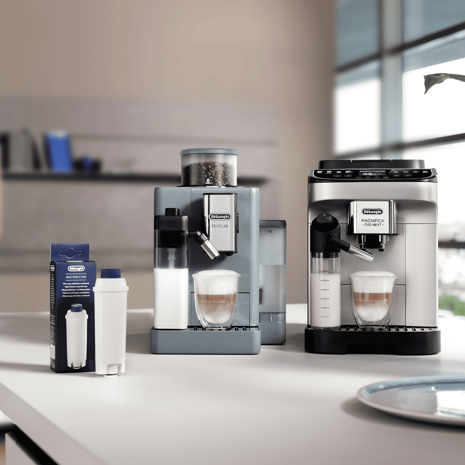 Dos cafeteras y un filtro de agua en una encimera de cocina.