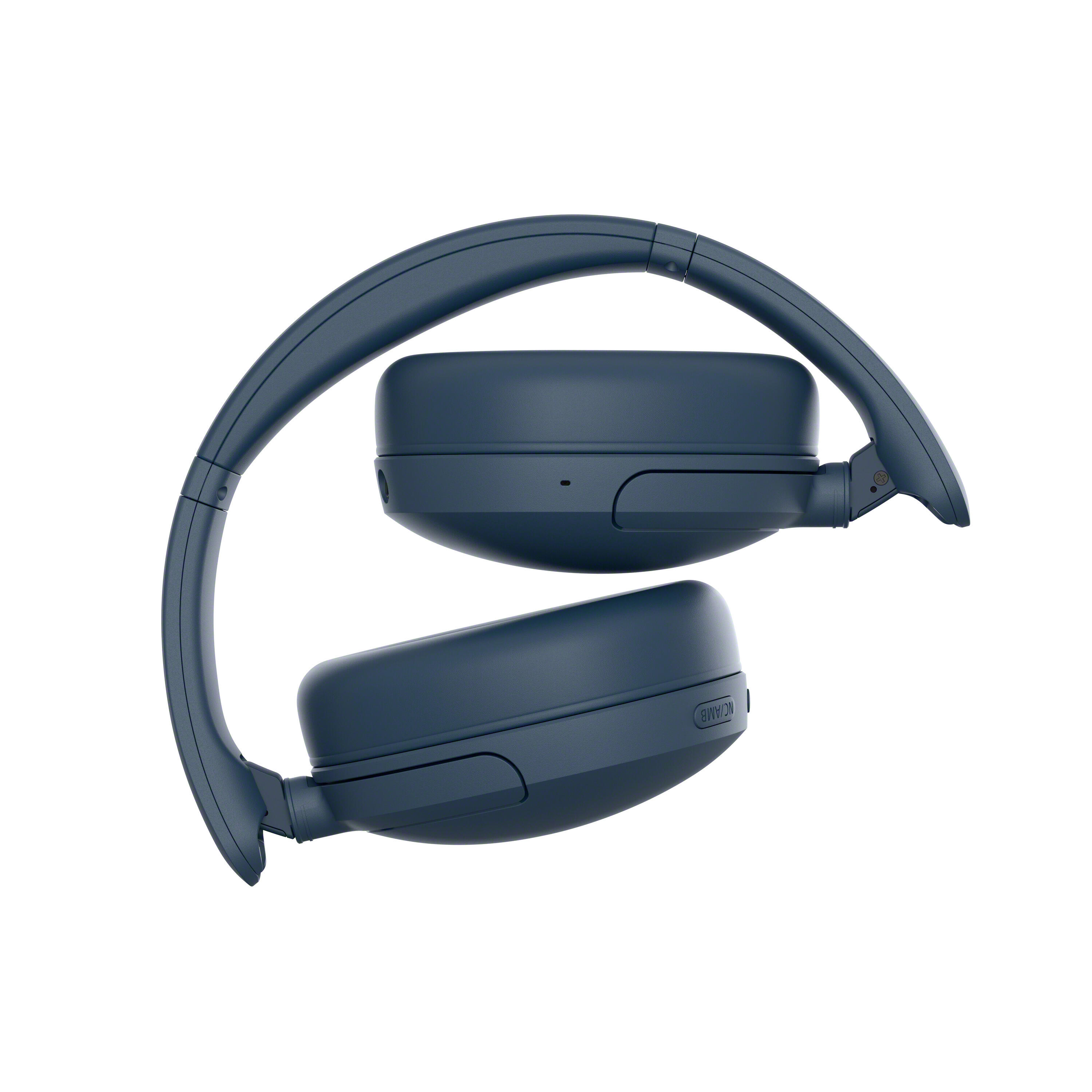Auriculares supraaurales de color azul oscuro en posición plegada sobre fondo blanco.
