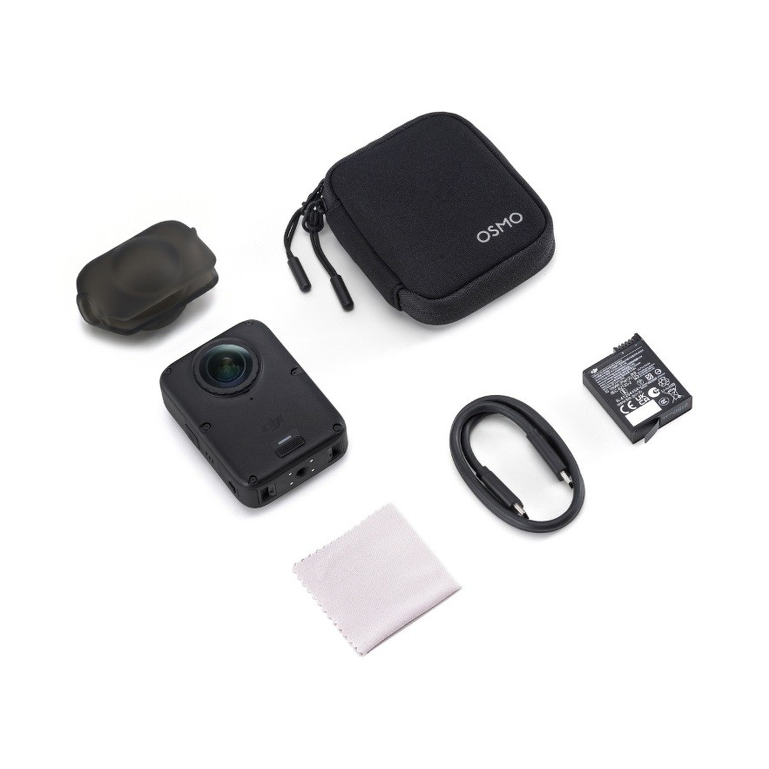 Una fotocamera Osmo nera, una custodia, batteria, cavo USB, panno e copriobiettivo disposti su sfondo bianco.