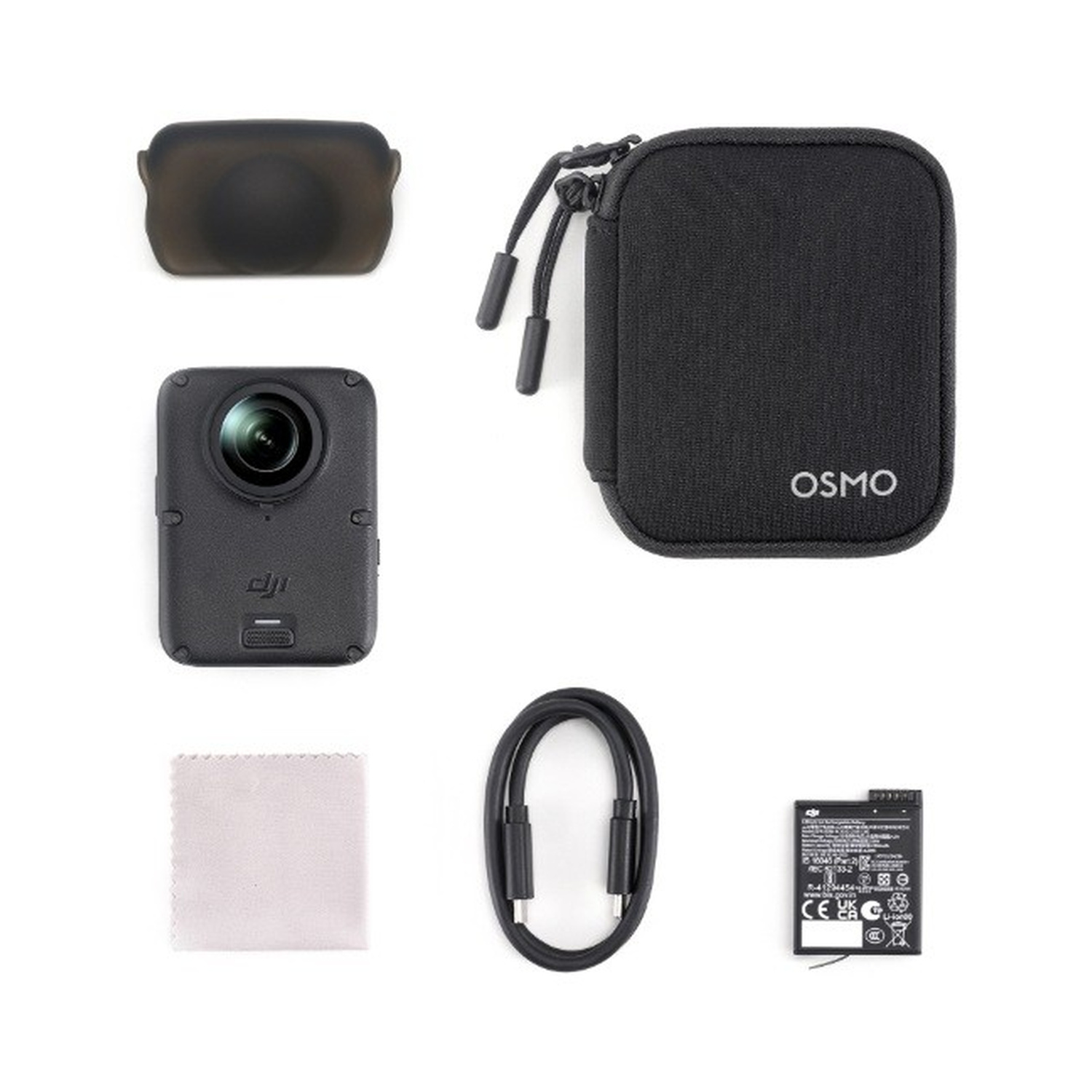 Action camera DJI Osmo con custodia, copriobiettivo, cavo USB, panno per pulizia e batteria su sfondo bianco.