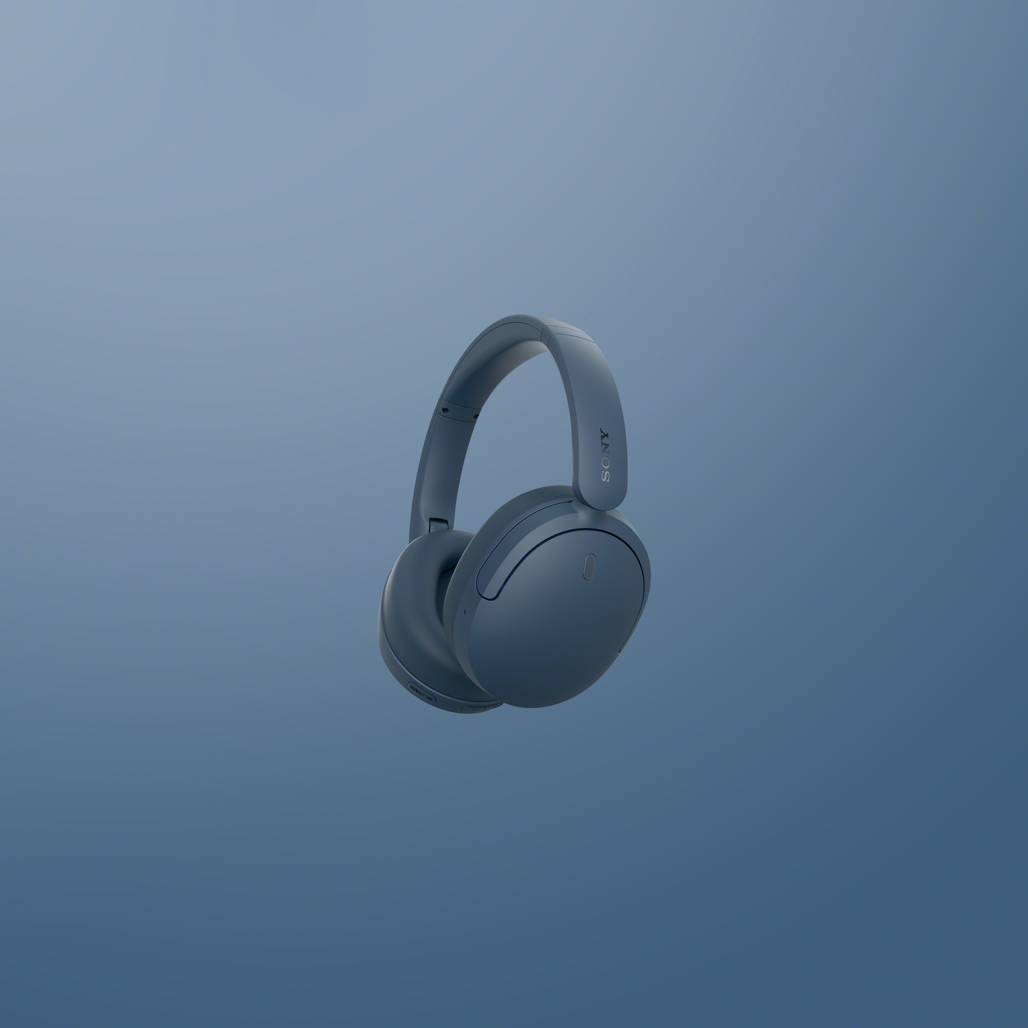 Casque supra-auriculaire Sony bleu sur fond bleu uni.