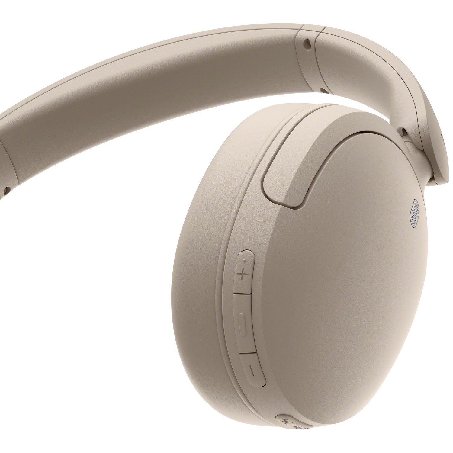 Casque sans fil circum-auriculaire beige crème avec boutons de commande sur fond blanc.