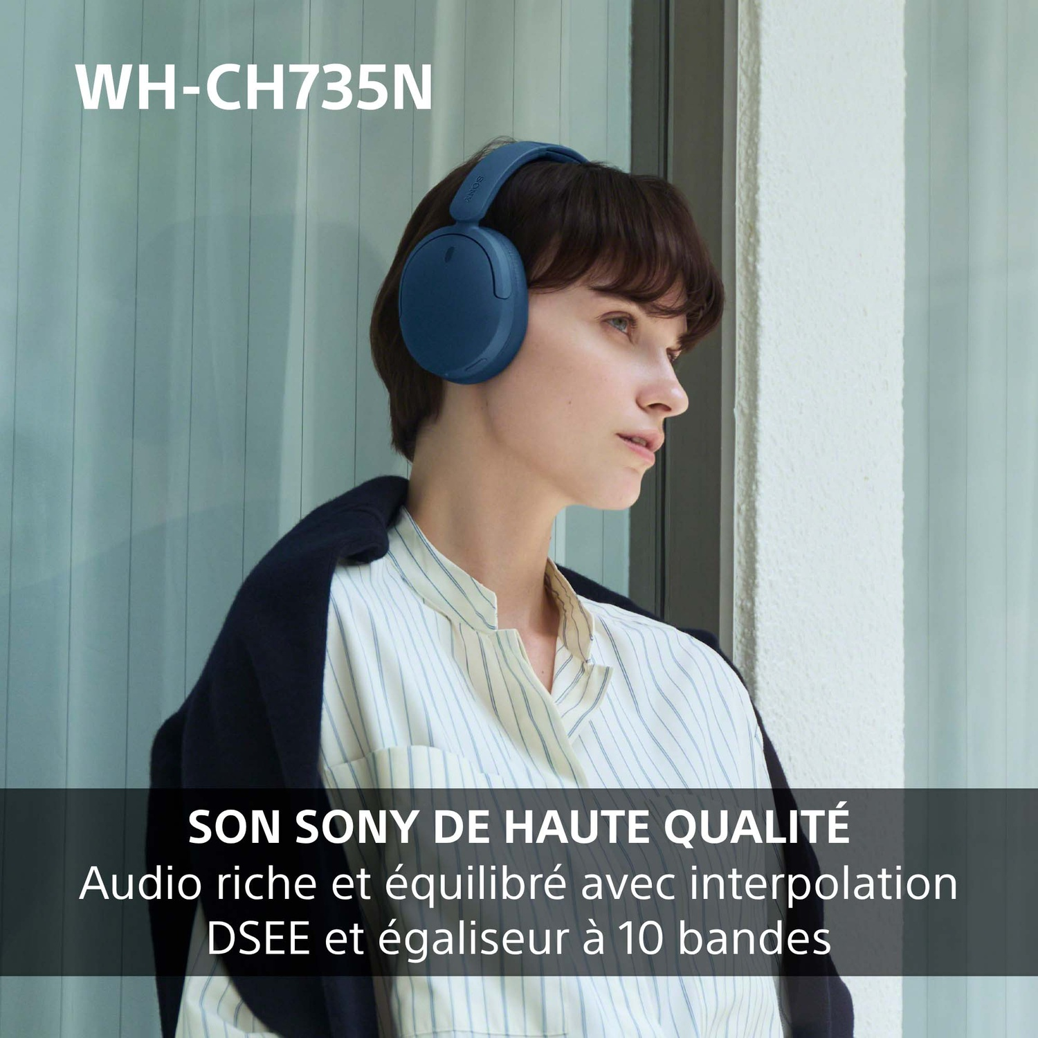 Une femme aux cheveux courts porte un casque bleu et regarde pensivement sur le côté.