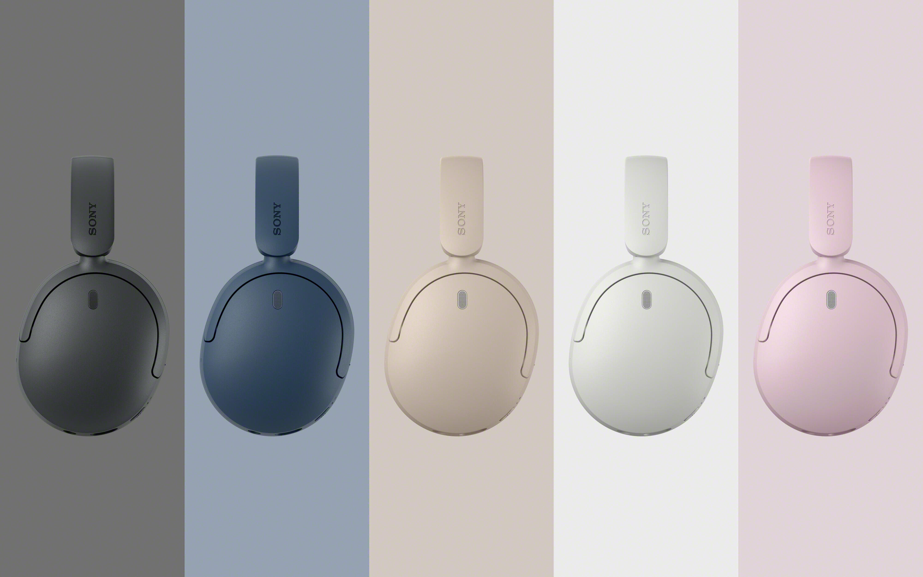 Cinco auriculares de diadema Sony en varios colores sobre franjas de fondo.