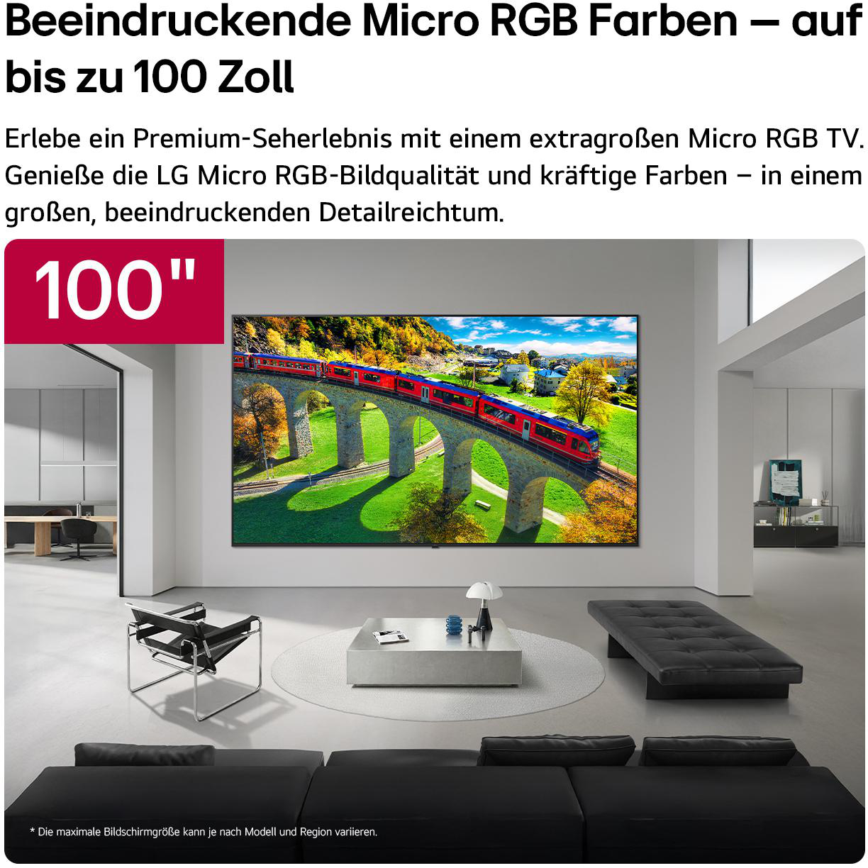 Ein großer 100-Zoll-Fernseher in einem modernen Wohnzimmer zeigt eine Landschaft mit einem roten Zug.